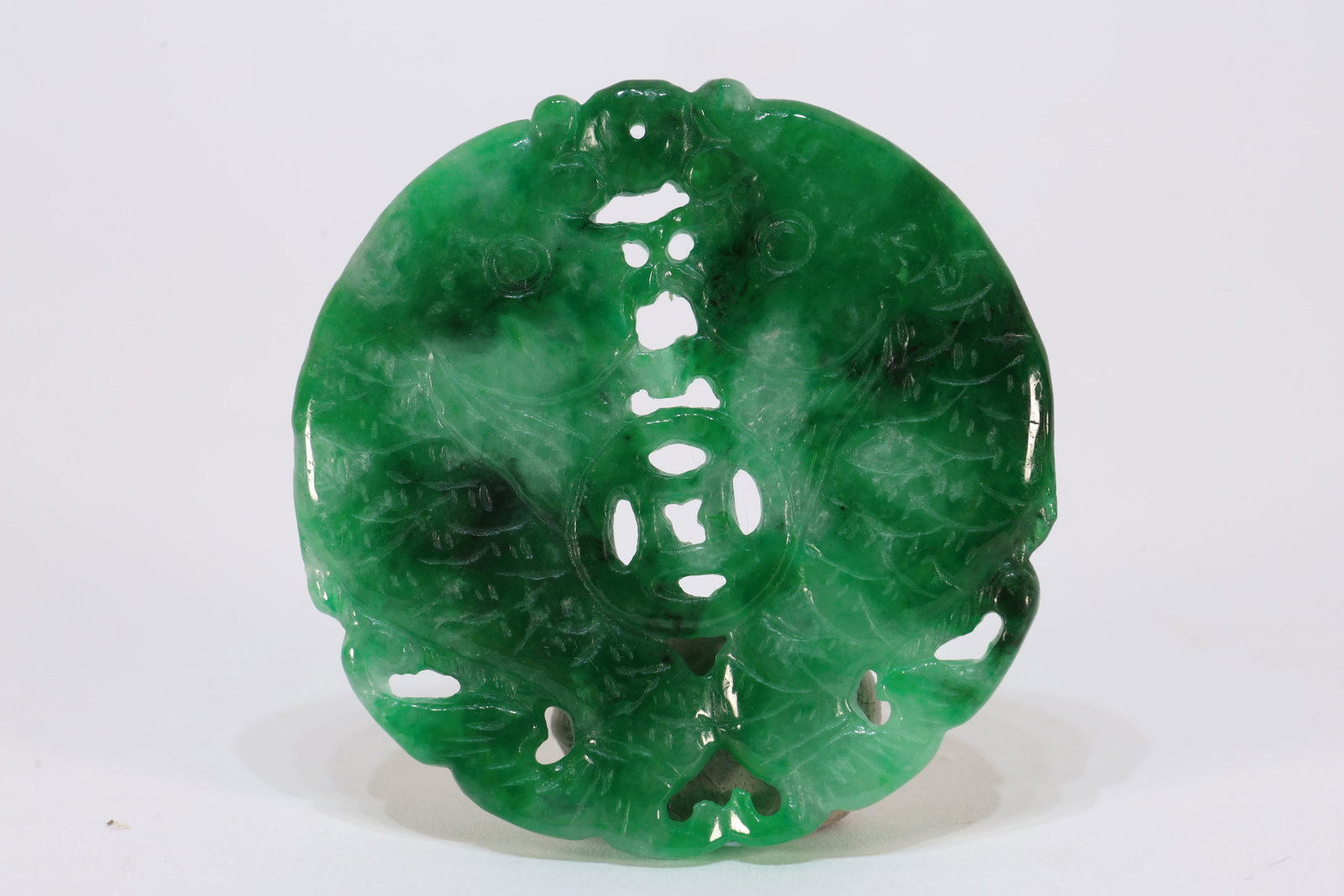 Jadeite Carved Fish Pattern Pendant: Jadeite Carved Fish Pattern Pendant (5.3 x 0.5cm)