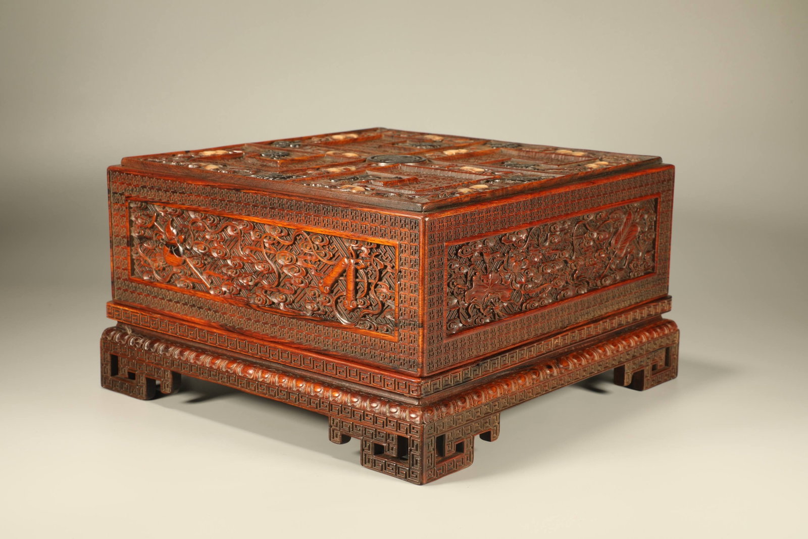 Huanghuali Wood Inlaid Red Sandalwood and Gem Stone Carved Peach and Bat Pattern Lid Box: Huanghuali Wood Inlaid Red Sandalwood and Gem Stone Carved Peach and Bat Pattern Lid Box (30 x 17cm)
