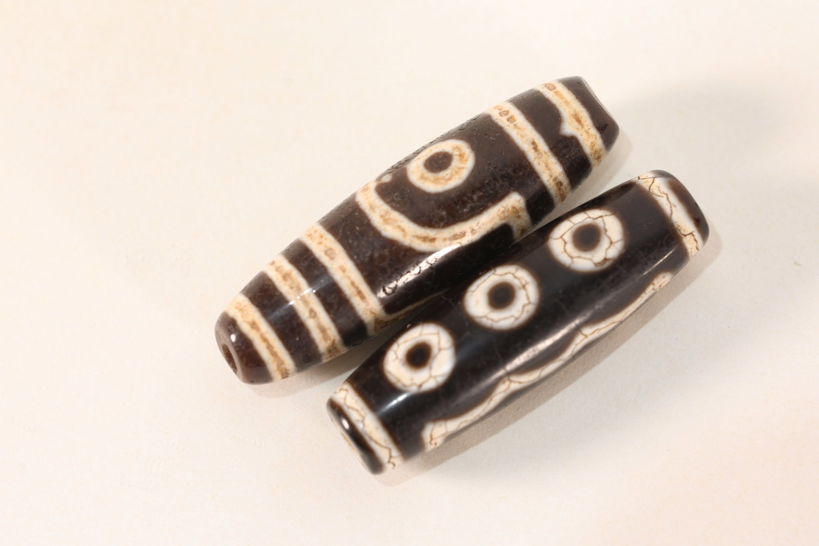 Pair of Dzi Bead: Pair of Dzi Bead (5 x 1.5cm,4.5 x 1.5cm)