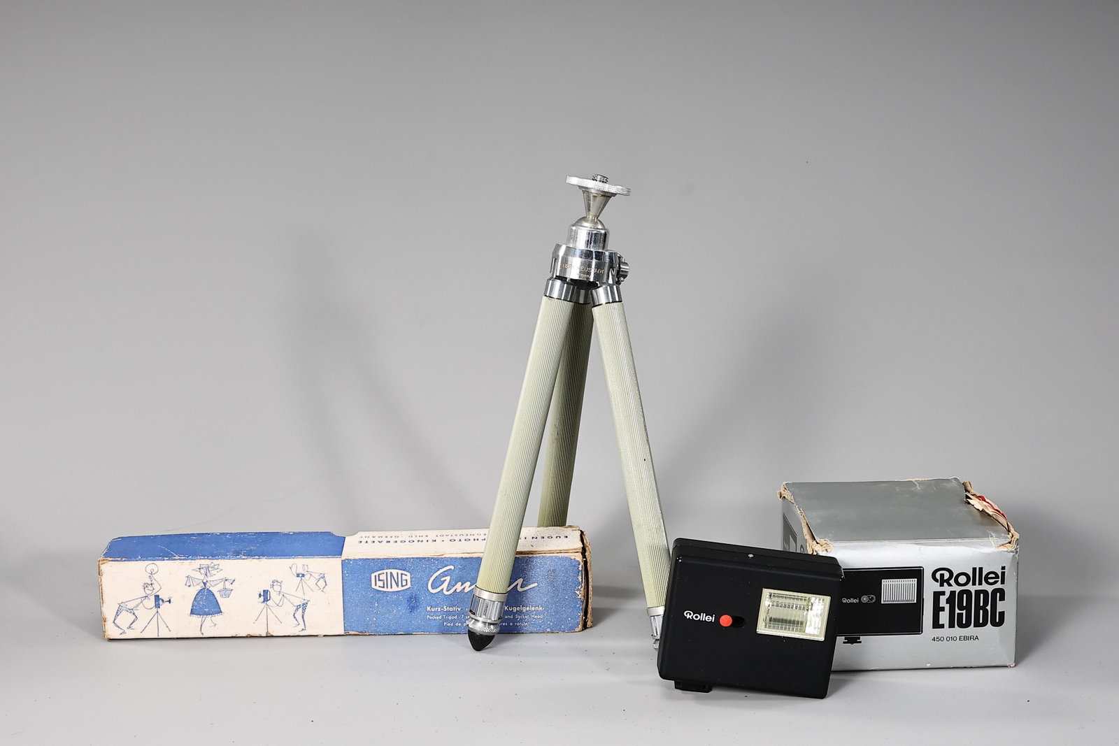 Rollei Electronic Camera Flash And Ising Camera Tripod (1 of 7)