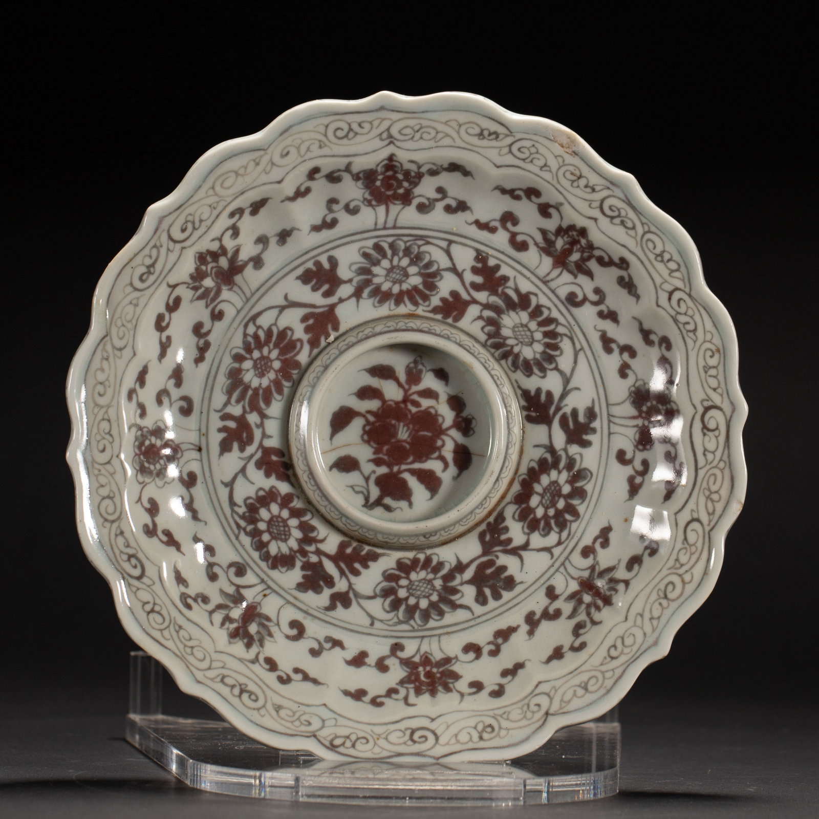 A Chinese Underglaze Red Floral Dish: A Chinese Underglaze Red Floral Dish (20 x 20 x 3cm,Weight 480g)