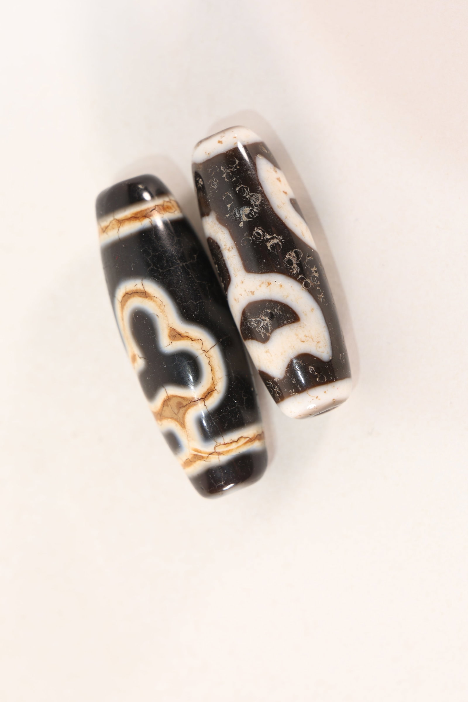 Pair of Dzi Bead: Pair of Dzi Bead (3.5 x 2.3 x 1.3cm,3.8 x 2 x 1.3cm)