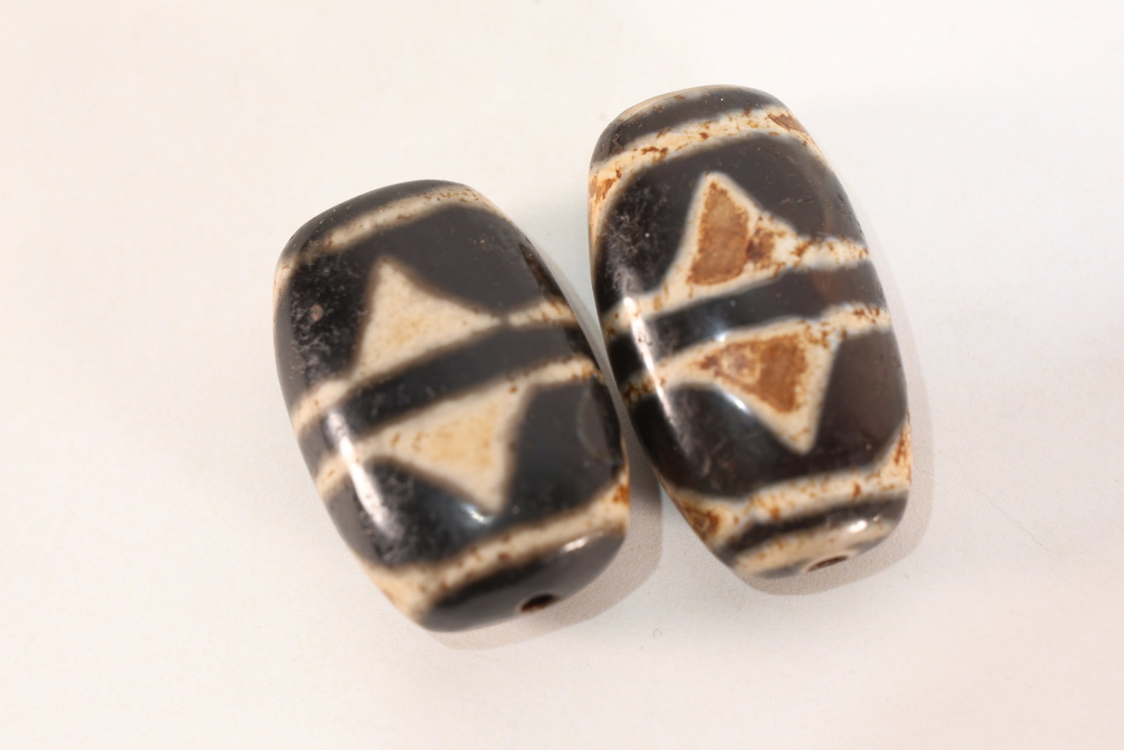 Pair of Dzi Bead: Pair of Dzi Bead (3.3 x 2 x 1cm)