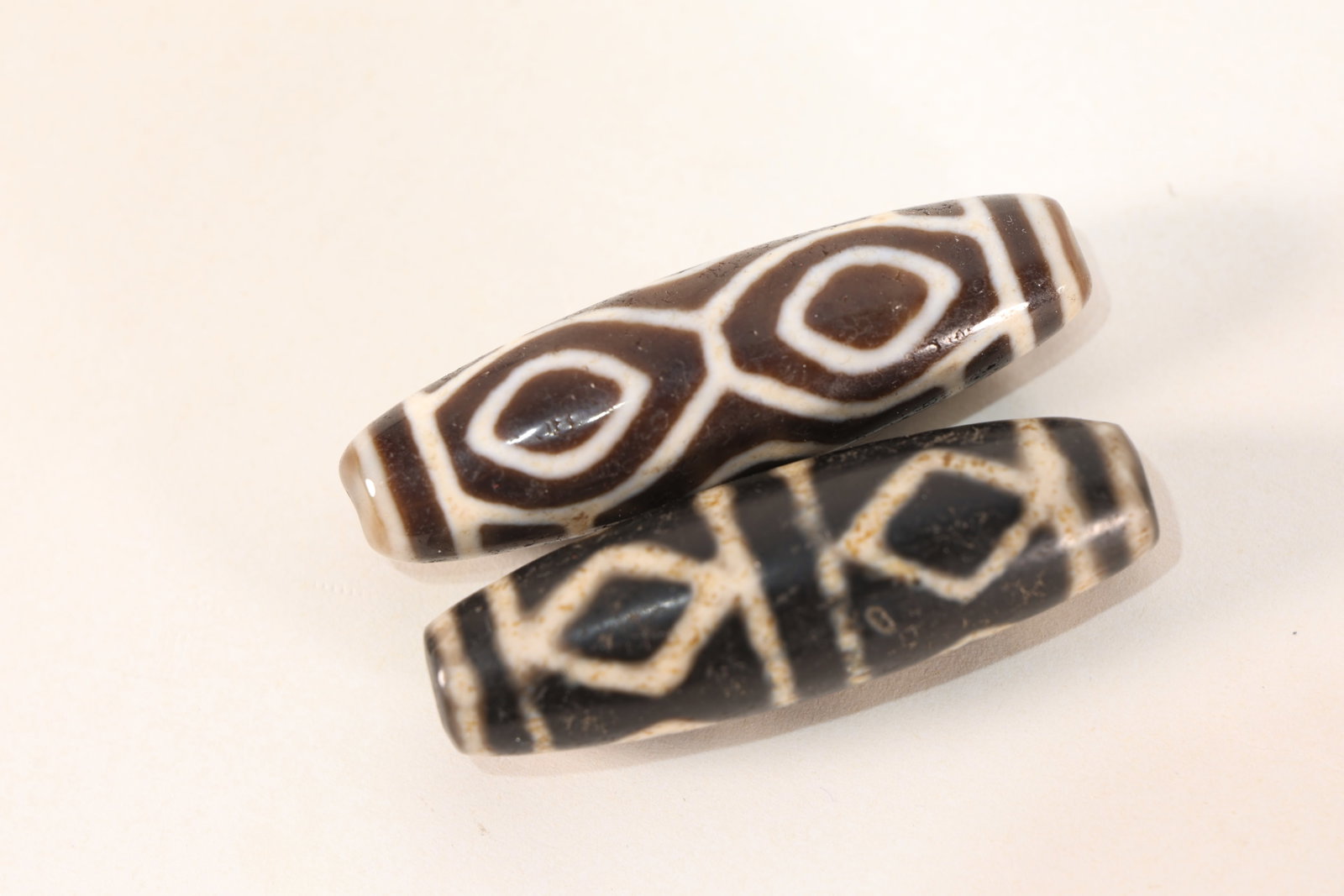 Pair of Dzi Bead: Pair of Dzi Bead (3.8 x 1.5cm)