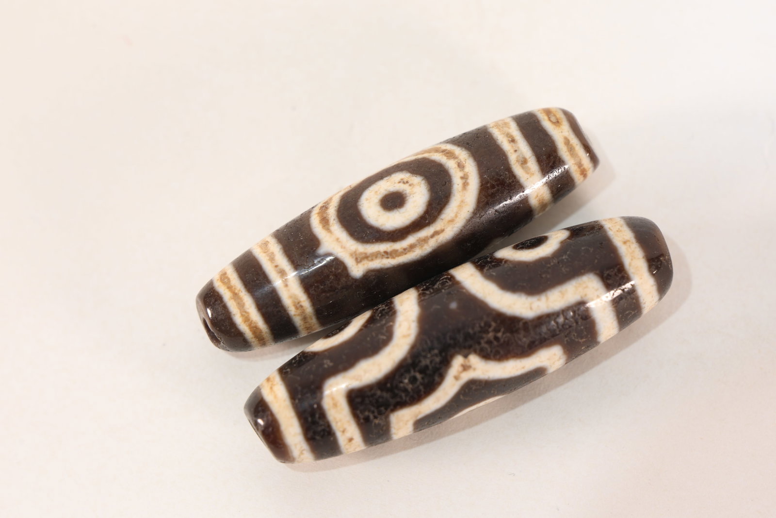 Pair of Dzi Bead: Pair of Dzi Bead (5 x 2cm)