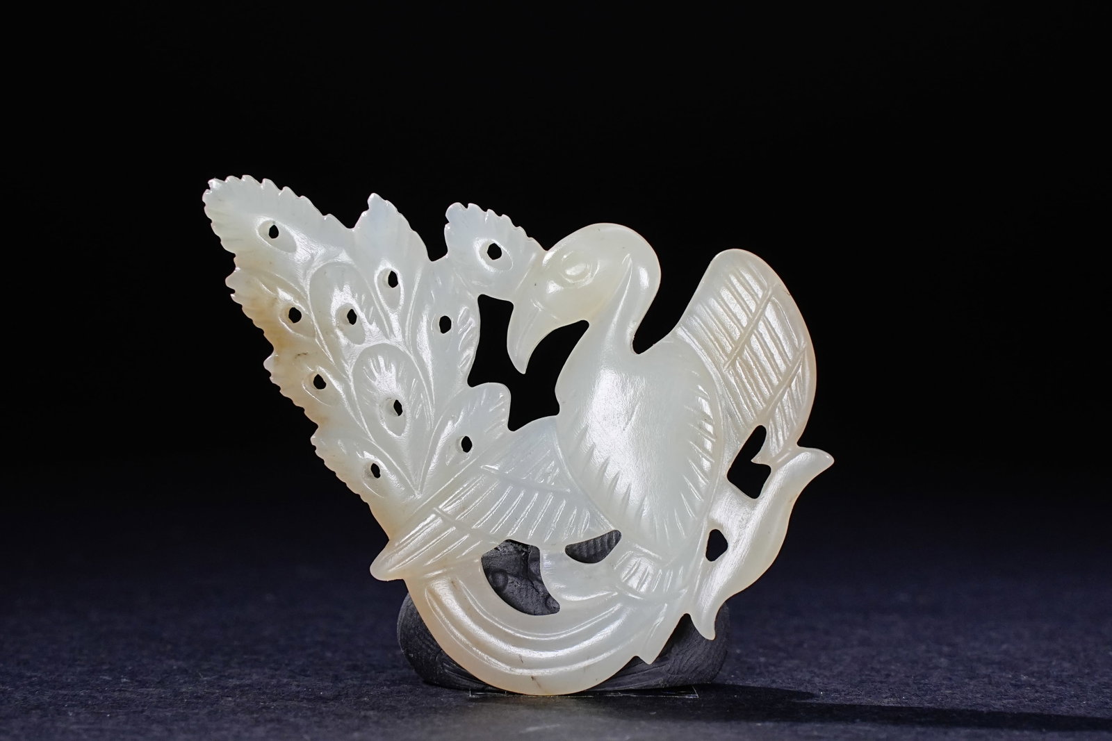 Jade Carved Bird Shape Ornament: Jade Carved Bird Shape Ornament (4.8 x 3.8 x 0.5cm)