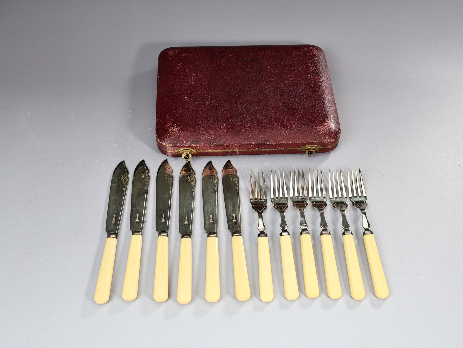 Vintage EPNS Serving Set With Celluloid Handles Knives & Forks 6 (1 of 7)