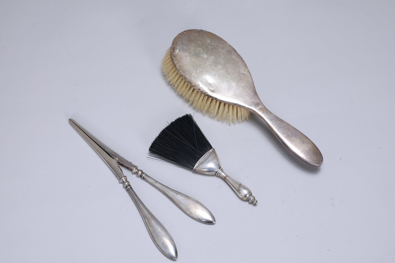 3 of Sterling Silver Brush, Webster Brush And Napkin Clip Handle: 3 of Sterling Silver Brush, Webster Brush And Napkin Clip Handle (22 x 7 x 2 cm more or less)