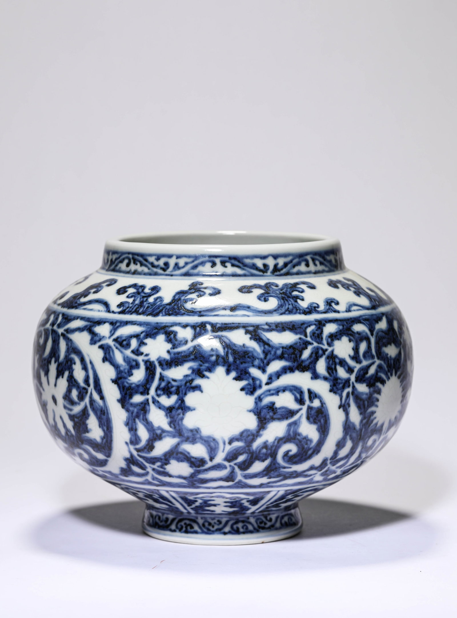 A BLUE AND WHITE INTERLOCKING LOTUS JAR (1 of 5)