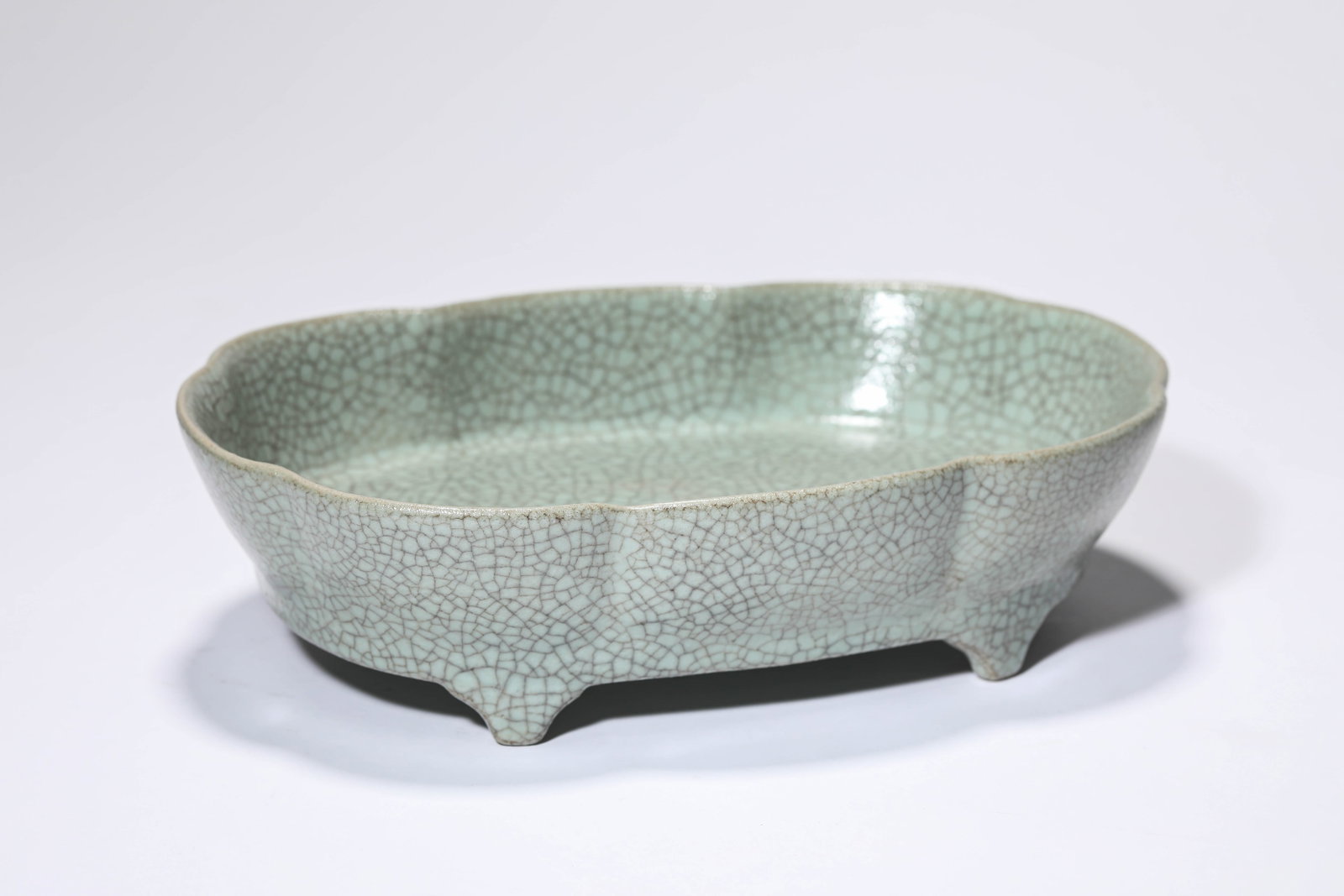 A GE-TYPE LOBED BRUSH WASHER: A GE-TYPE LOBED BRUSH WASHER A GE-TYPE LOBED BRUSH WASHER Dimensions: Length: 23.5 cm x Width: 16.2 cm x Height: 6.3 cm. All measurements are approximate.