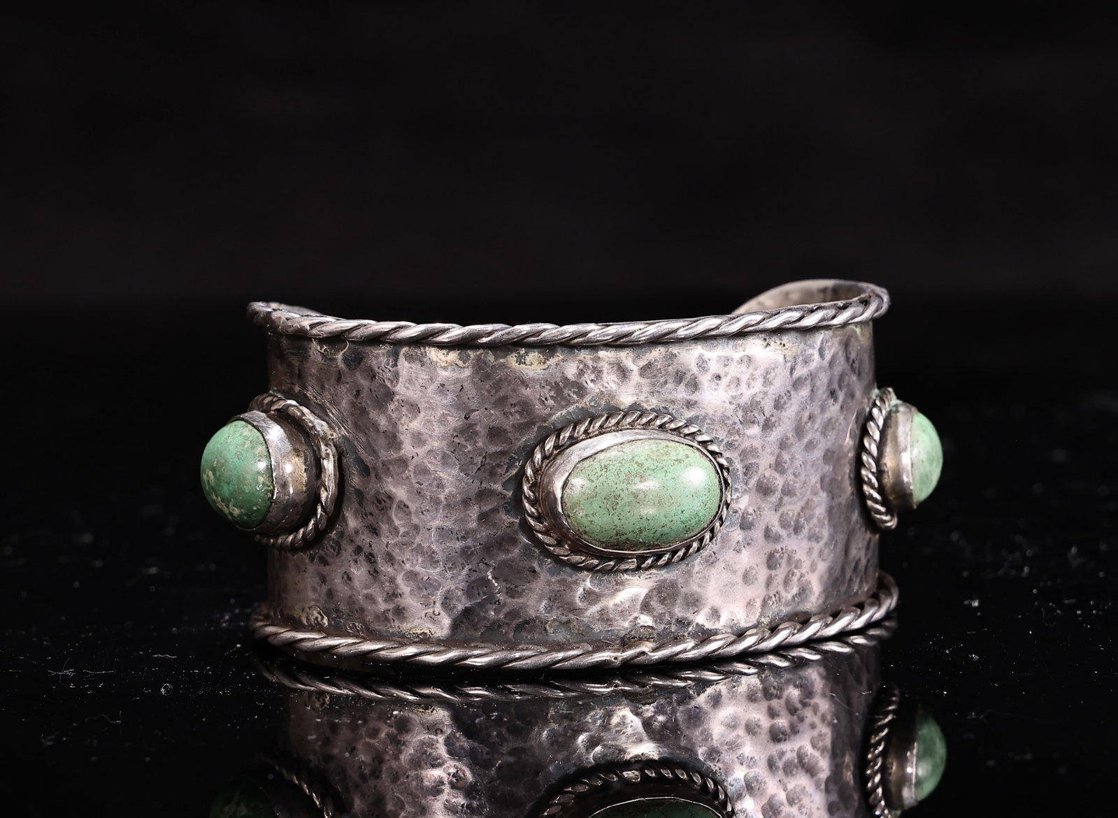 Navajo Sterling Silver Turquoise Cuff Bracelet: Navajo Sterling Silver Turquoise Cuff Bracelet (7 x 5 x 3.5 cm, Weight: 59.2 grams)
