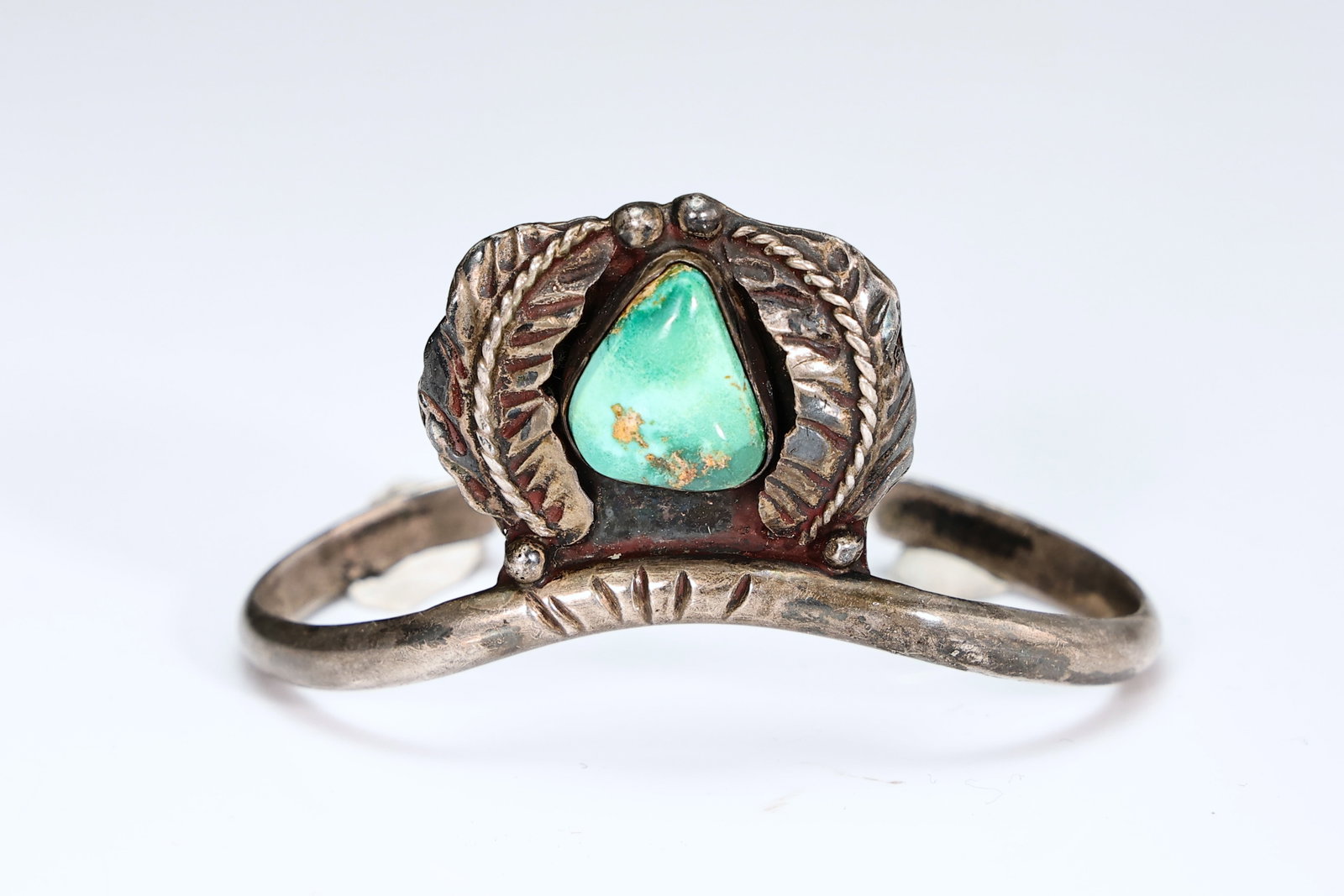 Native American Sterling Silver Turquoise Cuff Bracelet Signed "G": Native American Sterling Silver Turquoise Cuff Bracelet Signed "G" (6 x 5 x 3 cm, Weight: 25.1 grams)