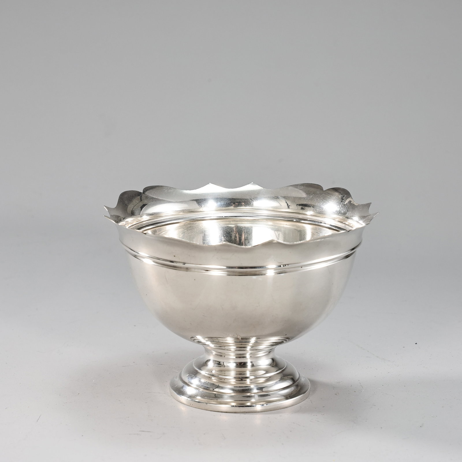 Wallace Sterling Silver Grand Colonial Pedestal Bowl: Wallace Sterling Silver Grand Colonial Pedestal Bowl No.4821 (13 x 8 cm, Weight: 159 grams)