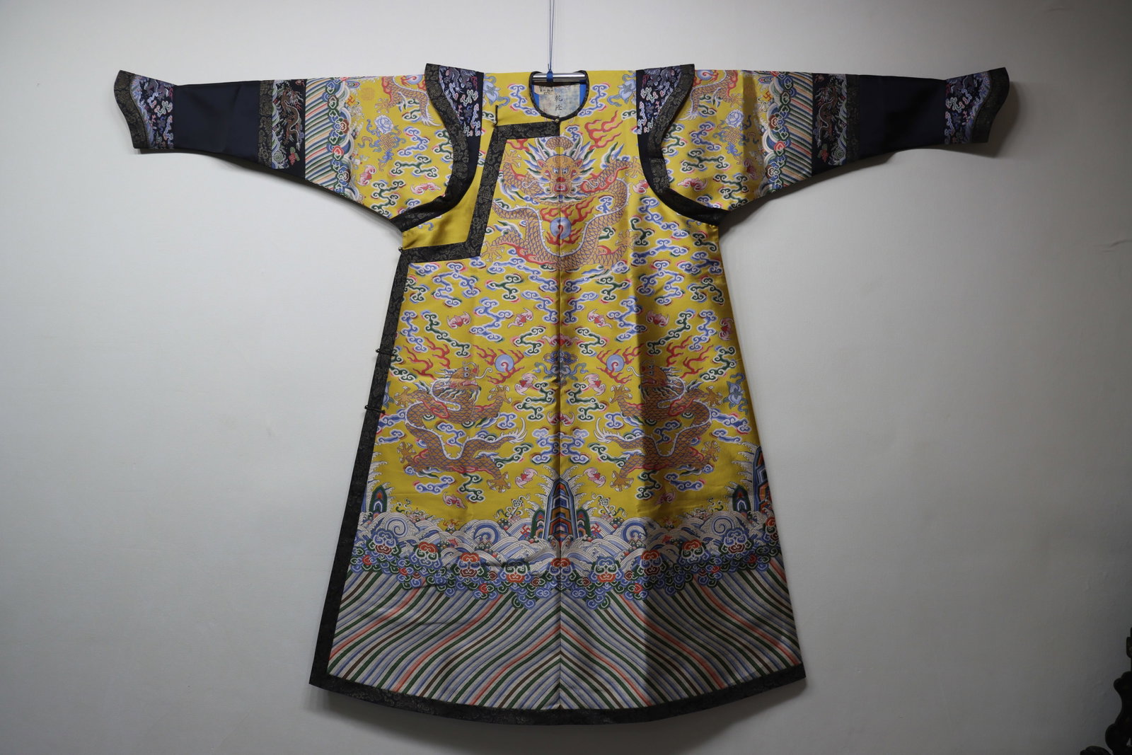 Silk Embroidery Cloud and Dragon Pattern Dragon Robe: Silk Embroidery Cloud and Dragon Pattern Dragon Robe (190 x 135cm)