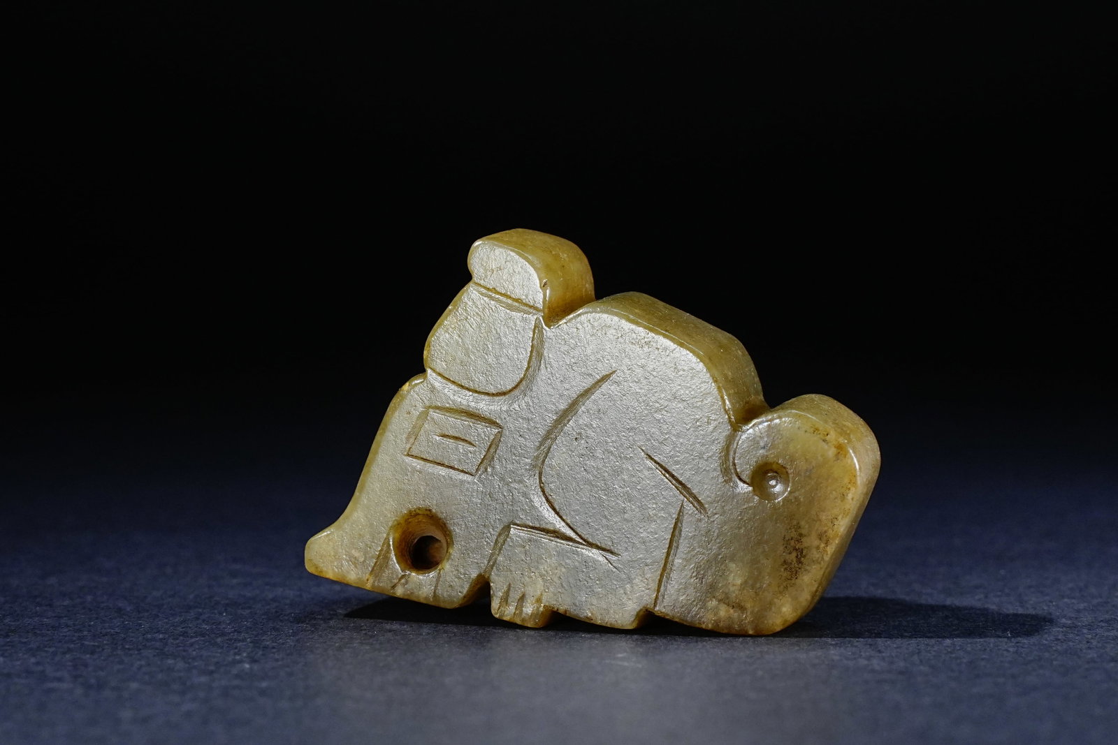 Jade Carved Dragon Shape Ornament: Jade Carved Dragon Shape Ornament (3.6 x 1.3 x 3cm)