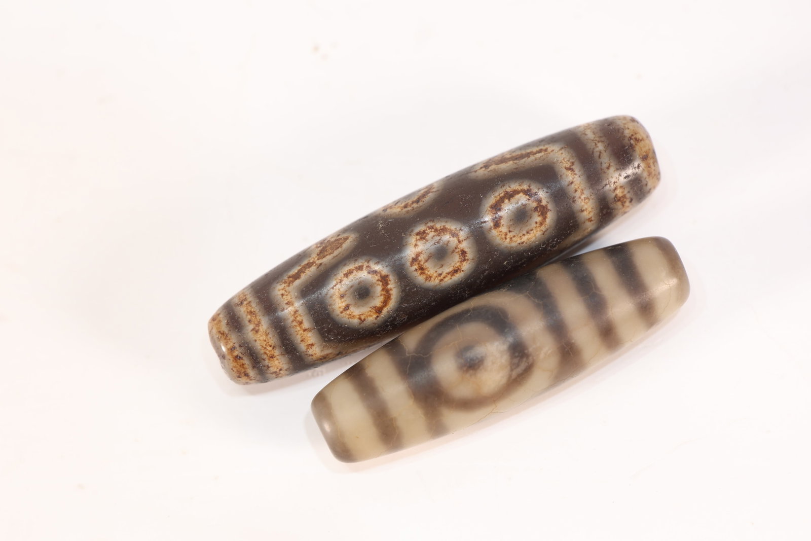 Pair of Dzi Bead: Pair of Dzi Bead (5.5 x 1.5cm)