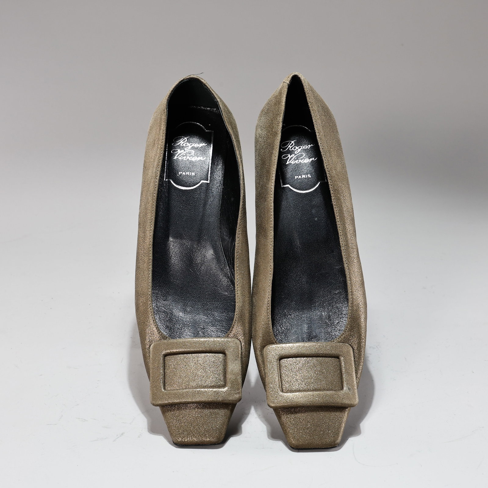 Roger Vivier Paris Taupe Suede Belle Vivier Buckle Pumps Size 39: Roger Vivier Paris Taupe Suede Belle Vivier Buckle Pumps Size 39 (Size 39) Condition: Excellent pre-owned condition. Suede uppers are clean with light signs of handling and minimal wear.