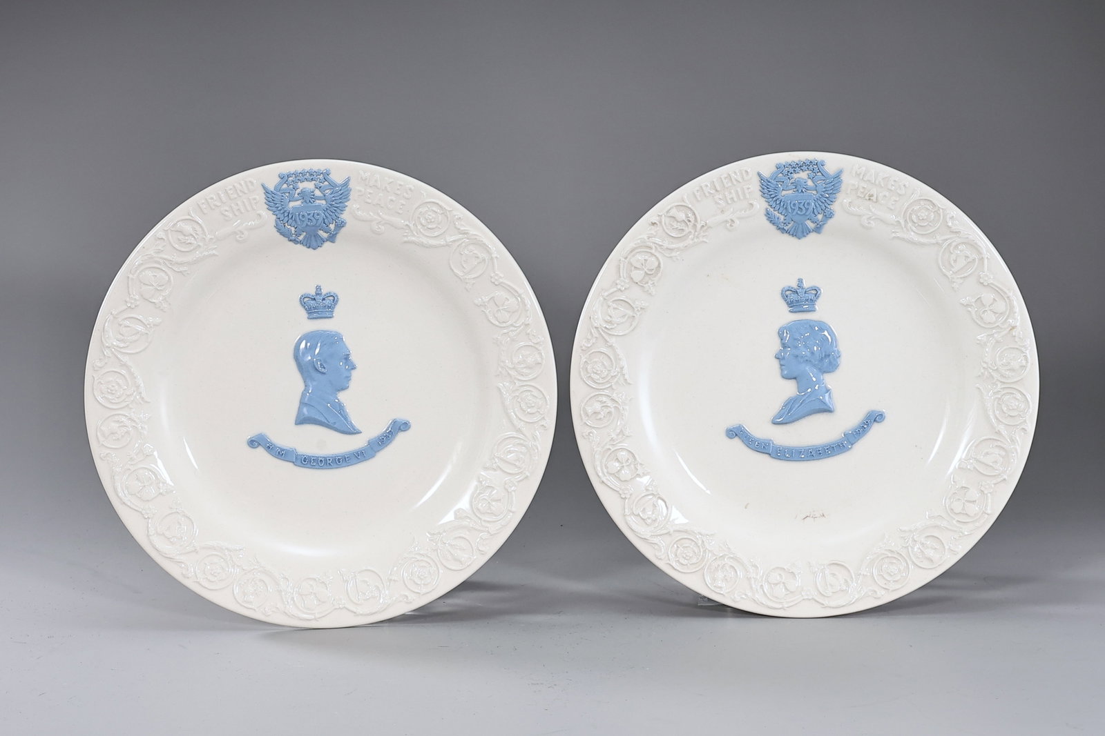 Pair Of Wedgwood Royal Family Commemating Plate George VI 1939 28/3000: Pair Of Wedgwood Royal Family Commemating Plate George VI 1939 28/3000 (23 x 3 cm each)