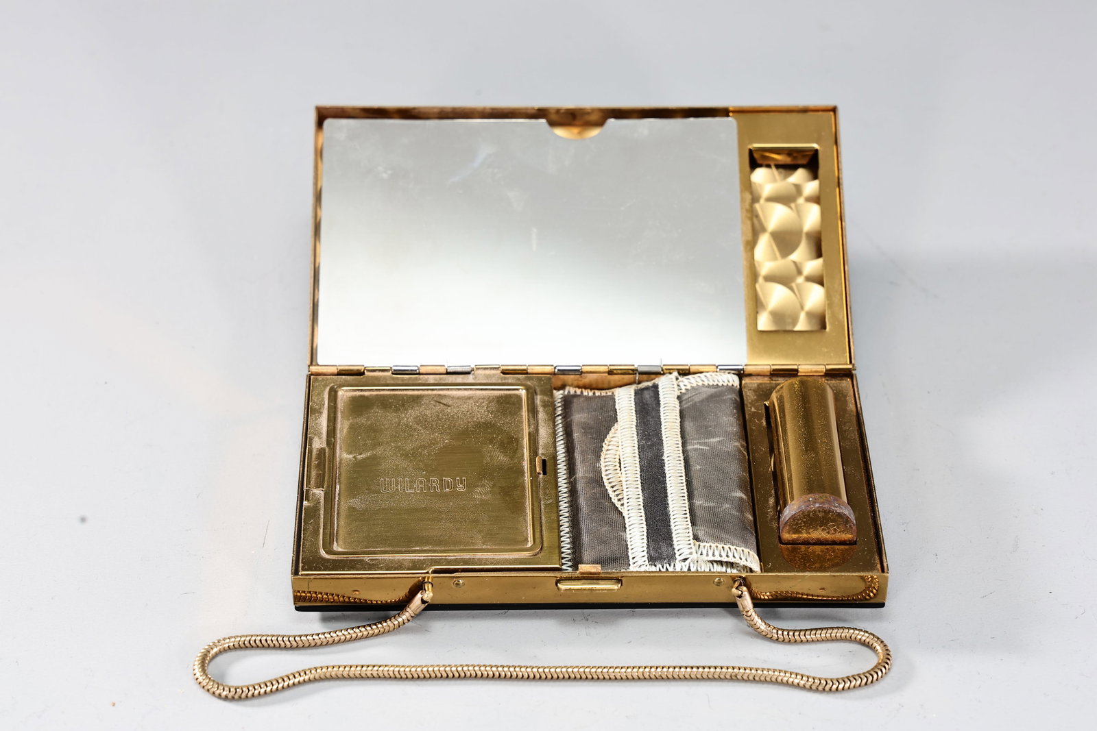 Willardy Gold-Tone Ladies Compact Vanity Set (1 of 7)