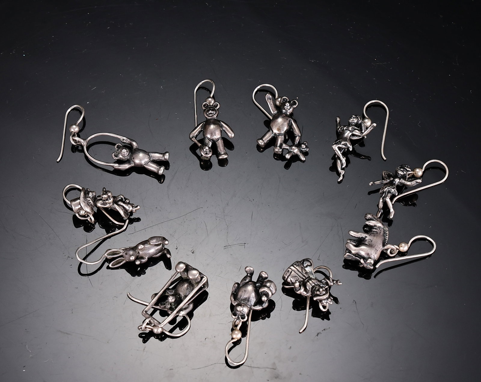 Assorted of Figural Sterling Silver Earrings and Charms Singed M M 1992: Assorted of Figural Sterling Silver Earrings and Charms Singed M M 1992 (About 3.5 x 1 x 0.5 cm each, Weight: 46.1 grams)