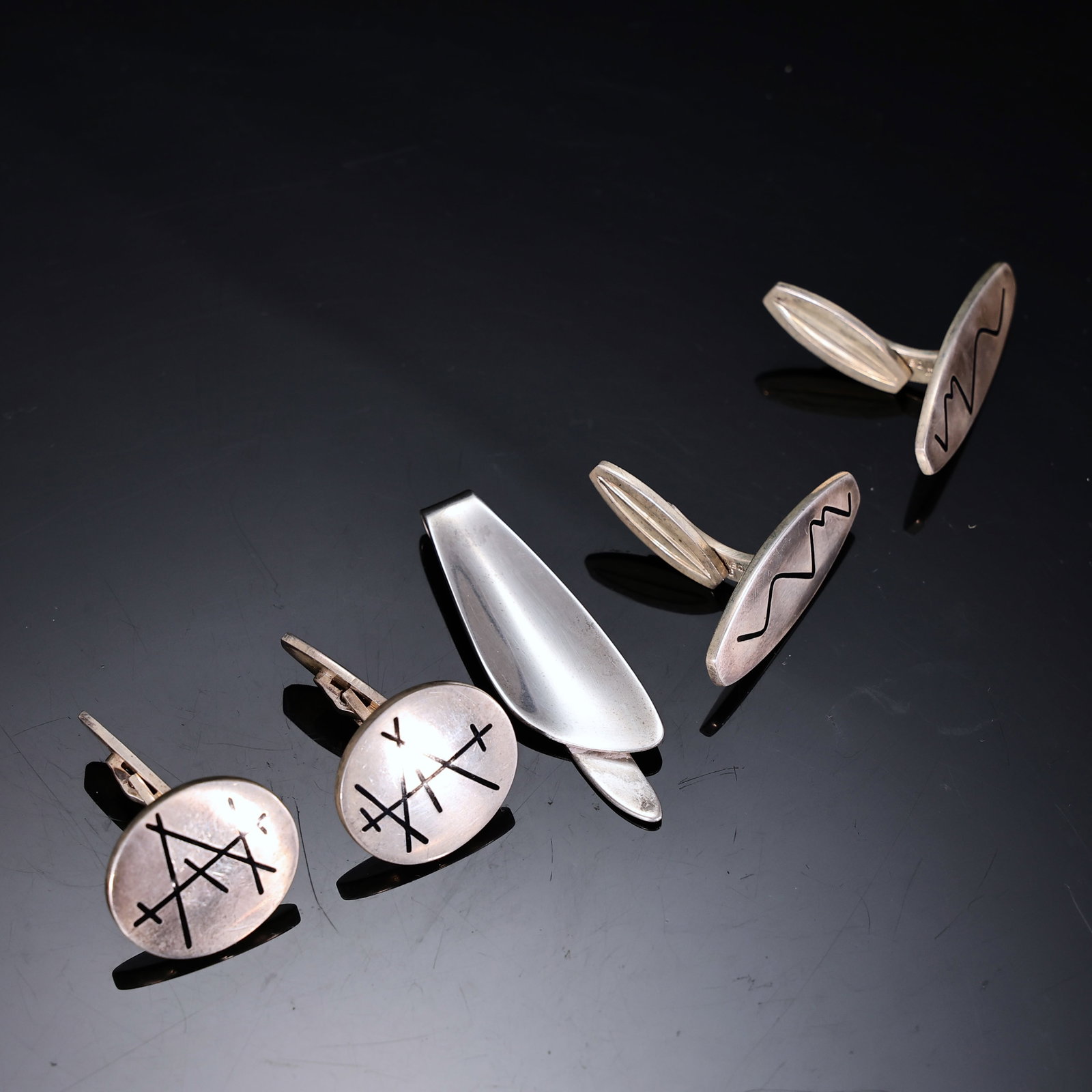 Modernist Denmark Sterling Silver Men?s Accessories: Modernist Denmark Sterling Silver Men?s Accessories (2 x 2 x 2 cm each, Tie Clip: 5 x 2 x 0.5 cm, Weight: 45.4 grams)