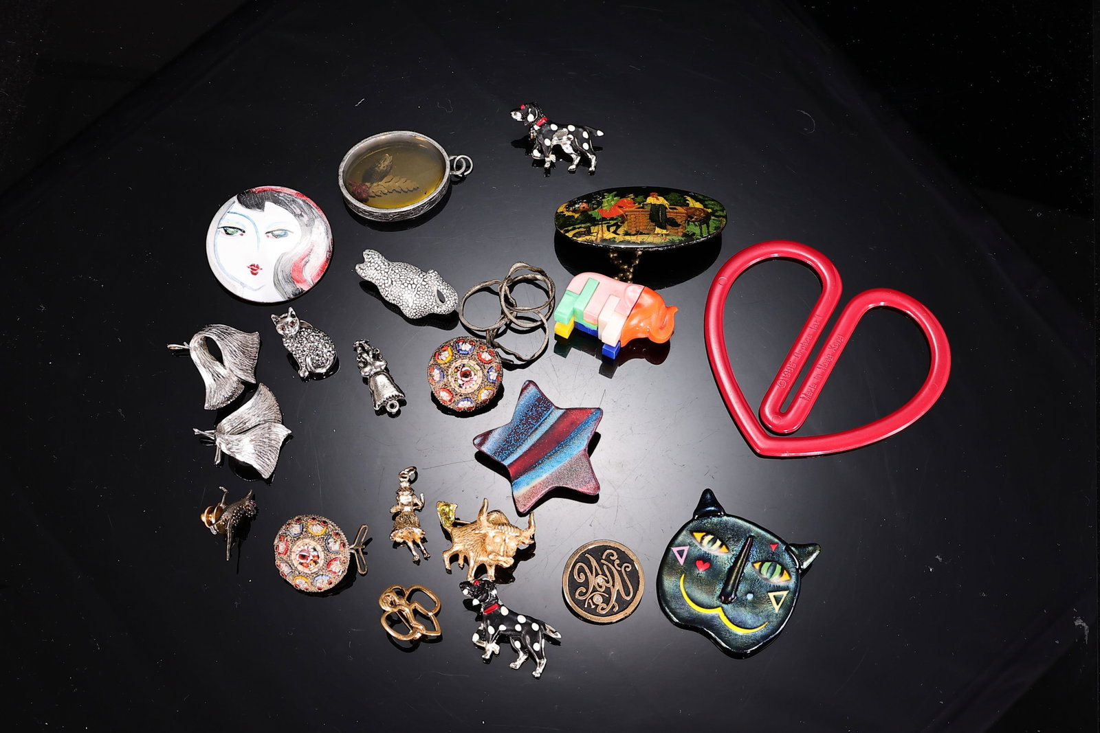 Mixed Vintage Brooches, Pins, Pendants & Costume Jewelry Accessories (1 of 5)