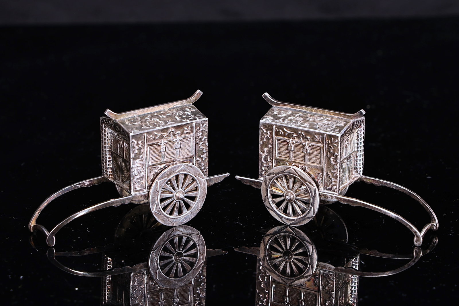 Pair Japanese Sterling Silver Figural Sedan Chair Salt & Pepper Shakers (1 of 8)