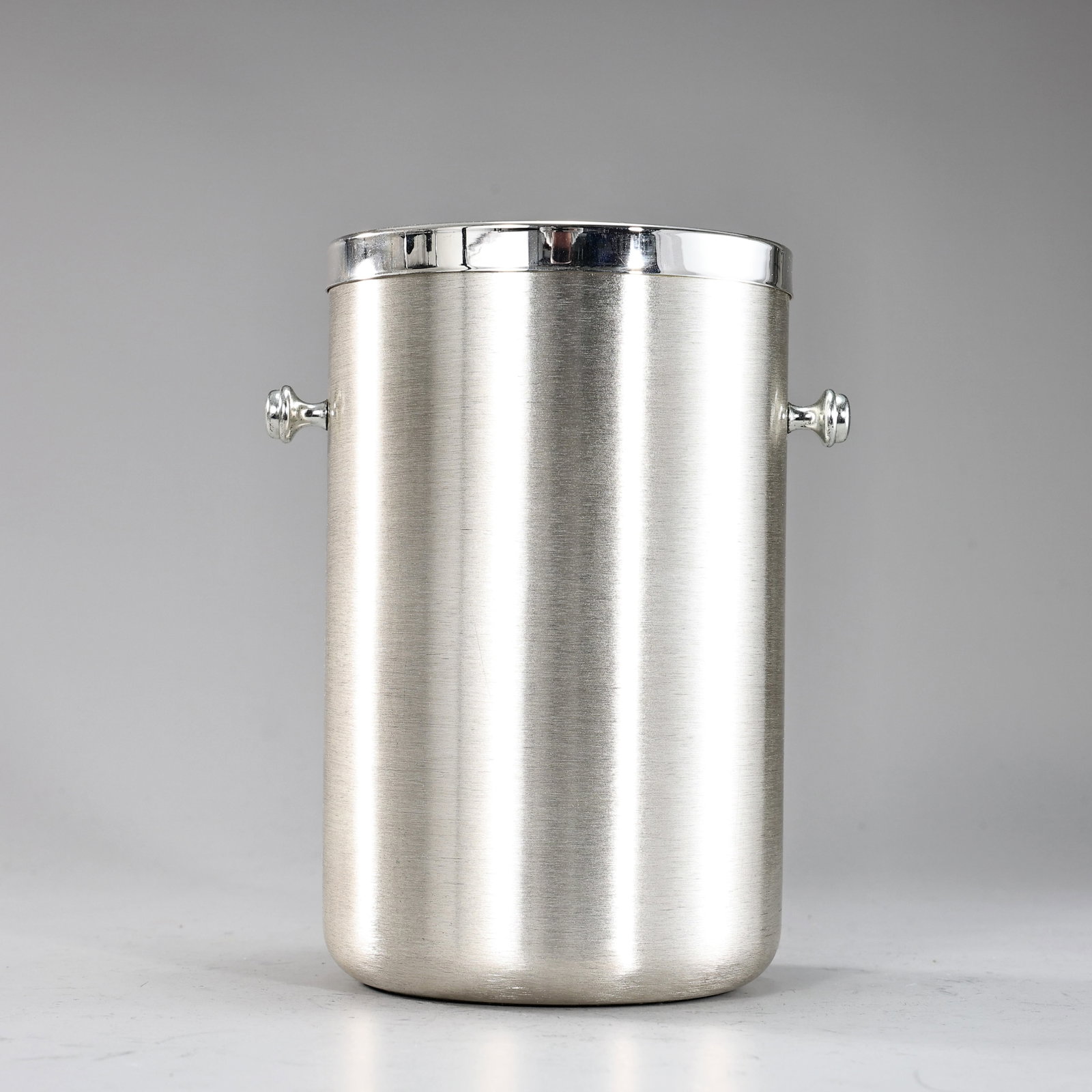Modernist Cylindrical Champagne Bucket: Modernist Cylindrical Champagne Bucket (17.5 x 16 x 11 cm)