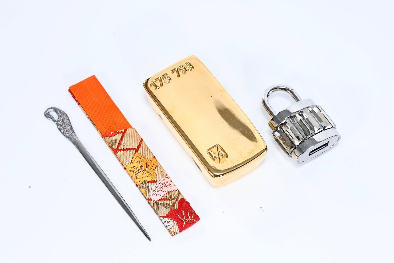 Swarovski Philips Lock USB Drive, Gold Butane Lighter, Tea Sweet Pick with Silk Case: Swarovski Philips Lock USB Drive, Gold Butane Lighter, Tea Sweet Pick with Silk Case (7.5 x 3.5 x 2 cm, 4 x 3 x 1.5 cm, 10 x 1 cm)