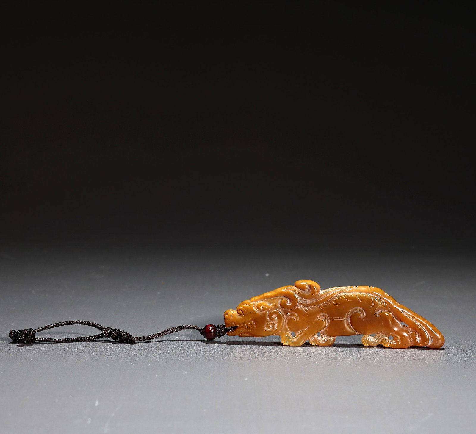 Chinese Tianhuang Beast Pendant: Chinese Tianhuang Beast Pendant (Pendant: 9 x 2.5 x 0.3 cm)