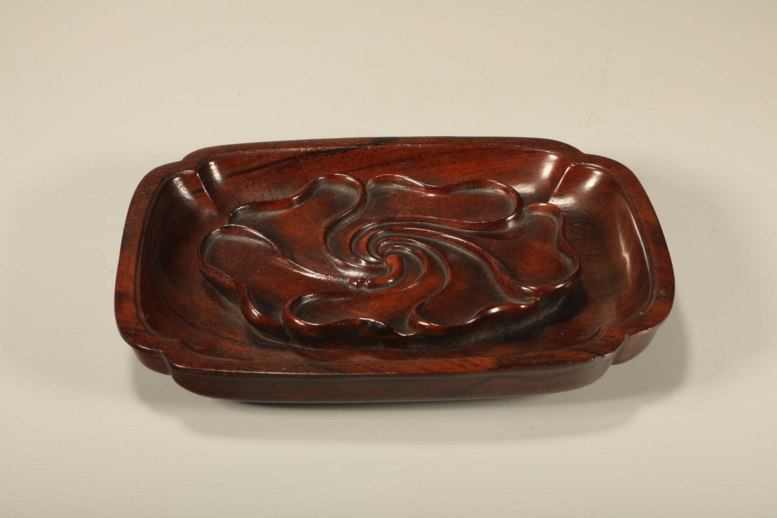 Huanghuali Wood Carved Flower Pattern Washer: Huanghuali Wood Carved Flower Pattern Washer (18 x 13 x 3cm)