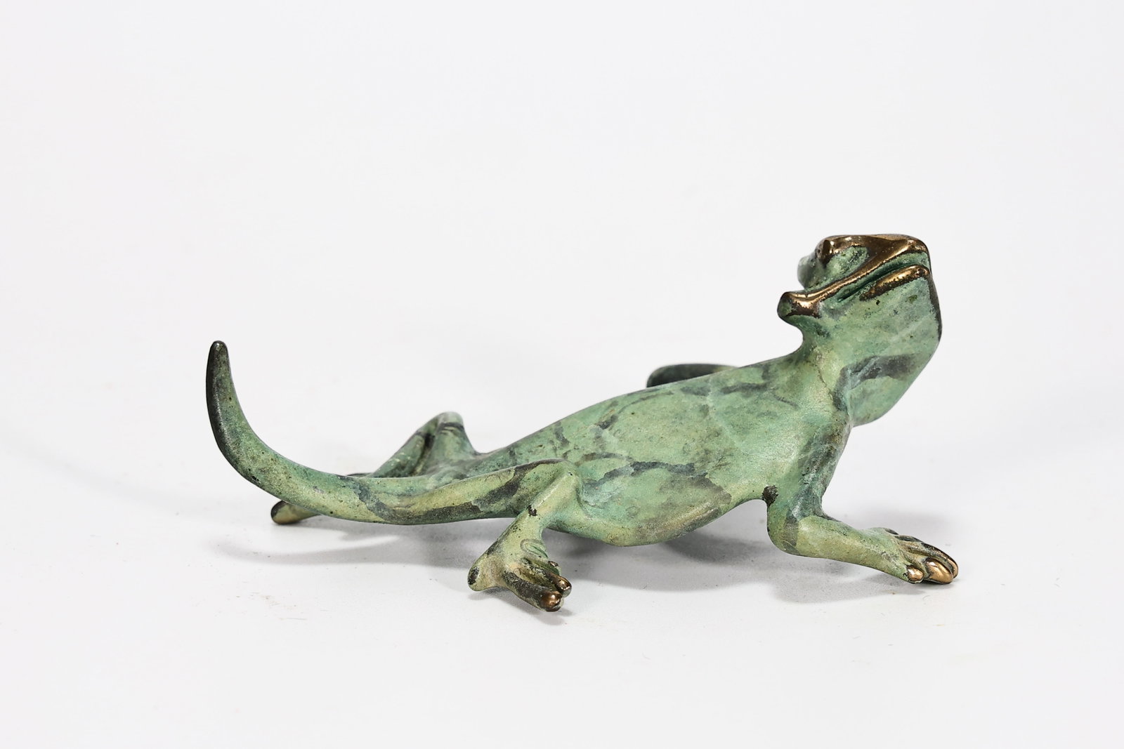 Bronzed Green Patina Lizard Sculpture: Bronzed Green Patina Lizard Sculpture (8 x 5 x 3.5 cm)