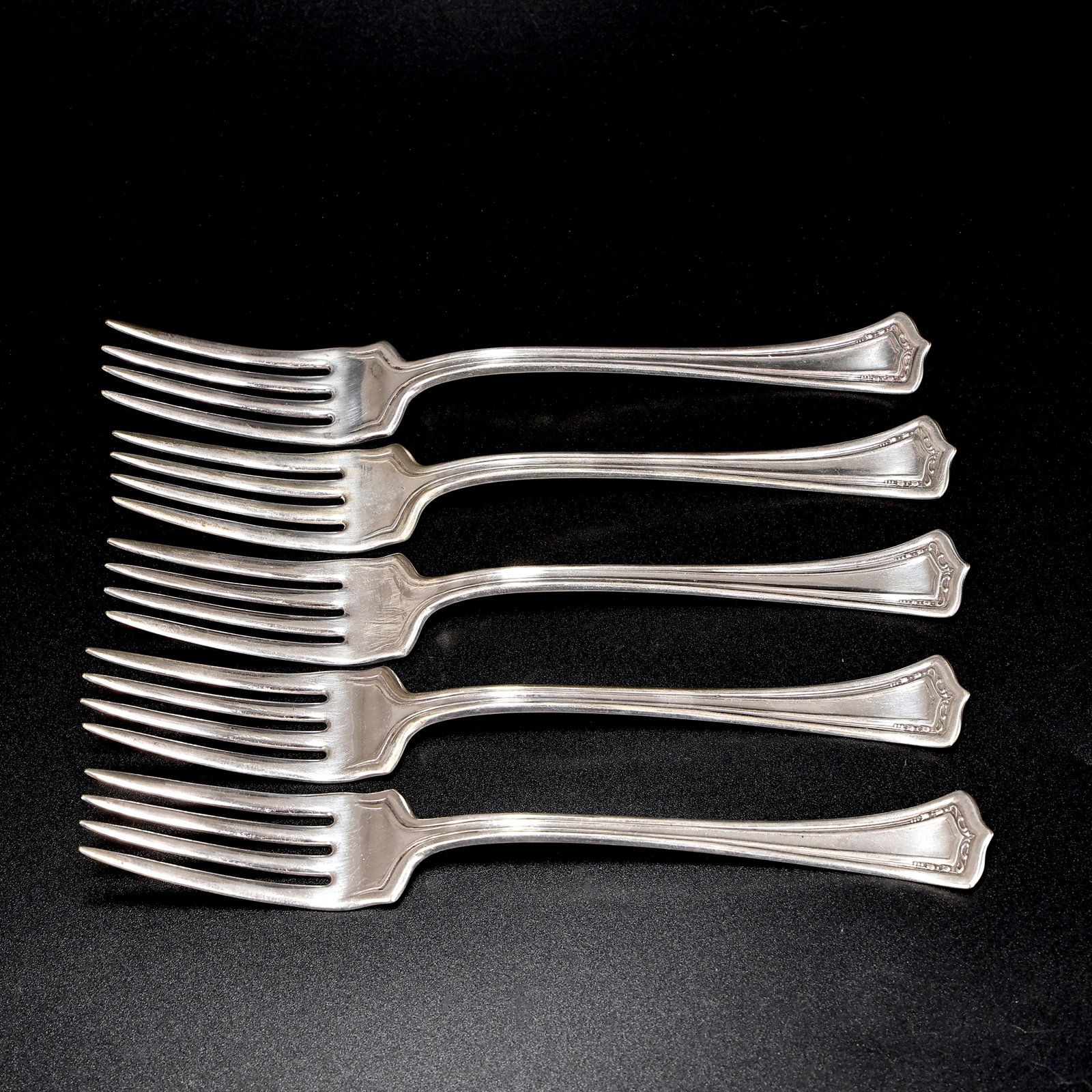 Wm.A.Rogers Fascination Pattern Silver Plated Dinner Forks Set Of 4: Wm.A.Rogers Fascination Pattern Silver Plated Dinner Forks Set Of 4 (18 x 2.5 cm)