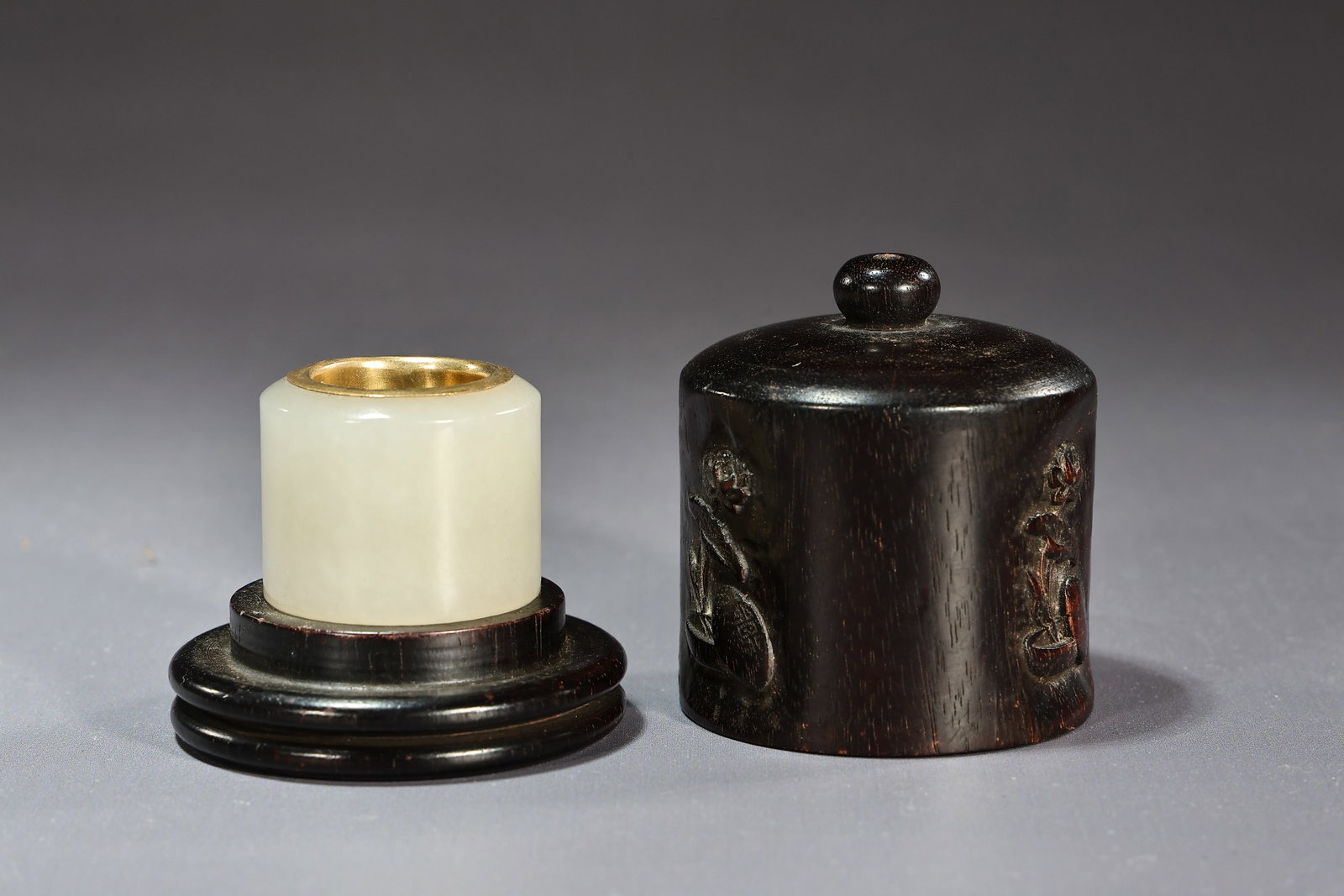 Chinese Jade Archer's Thumb Ring In Aloewood Case: Chinese Jade Archer's Thumb Ring In Aloewood Case (Case: 7 x 5 cm, Thumb Ring: 3 x 3.5 cm)
