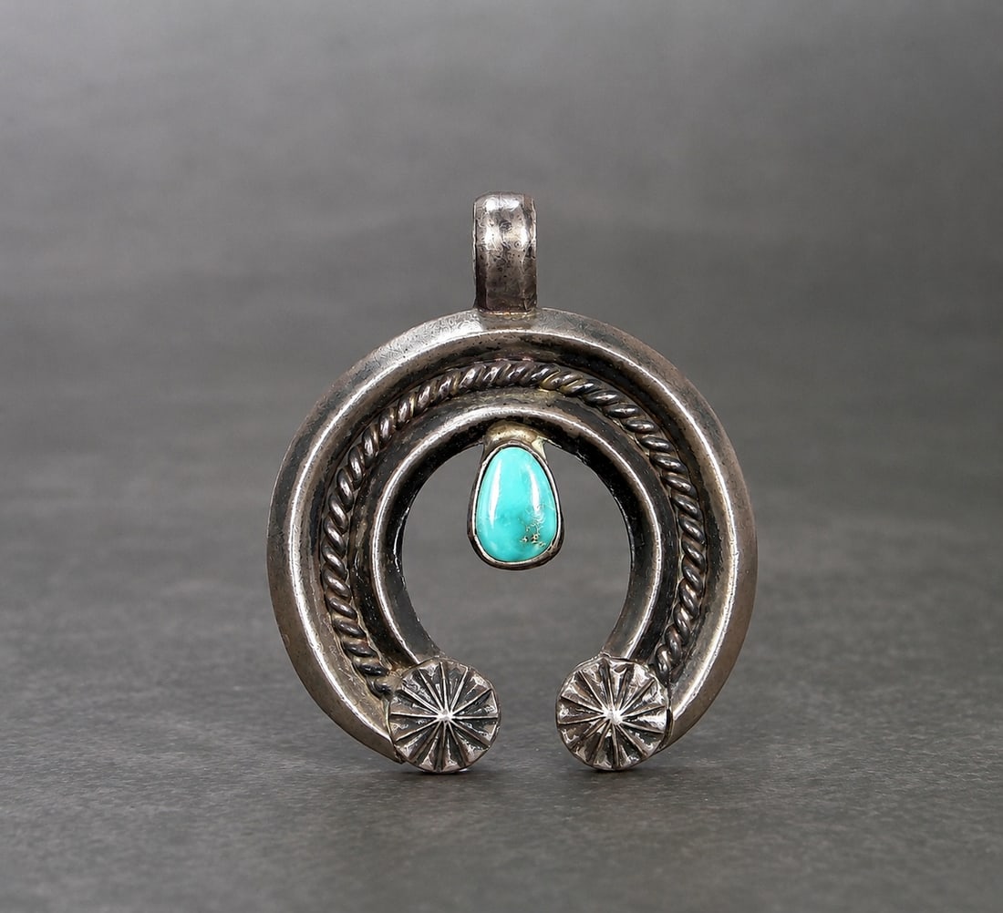 Native American Sterling Silver Turquoise Naja Pendant: Native American Sterling Silver Turquoise Naja Pendant (5.5 x 4.5 cm, Weight: 28.3 grams)