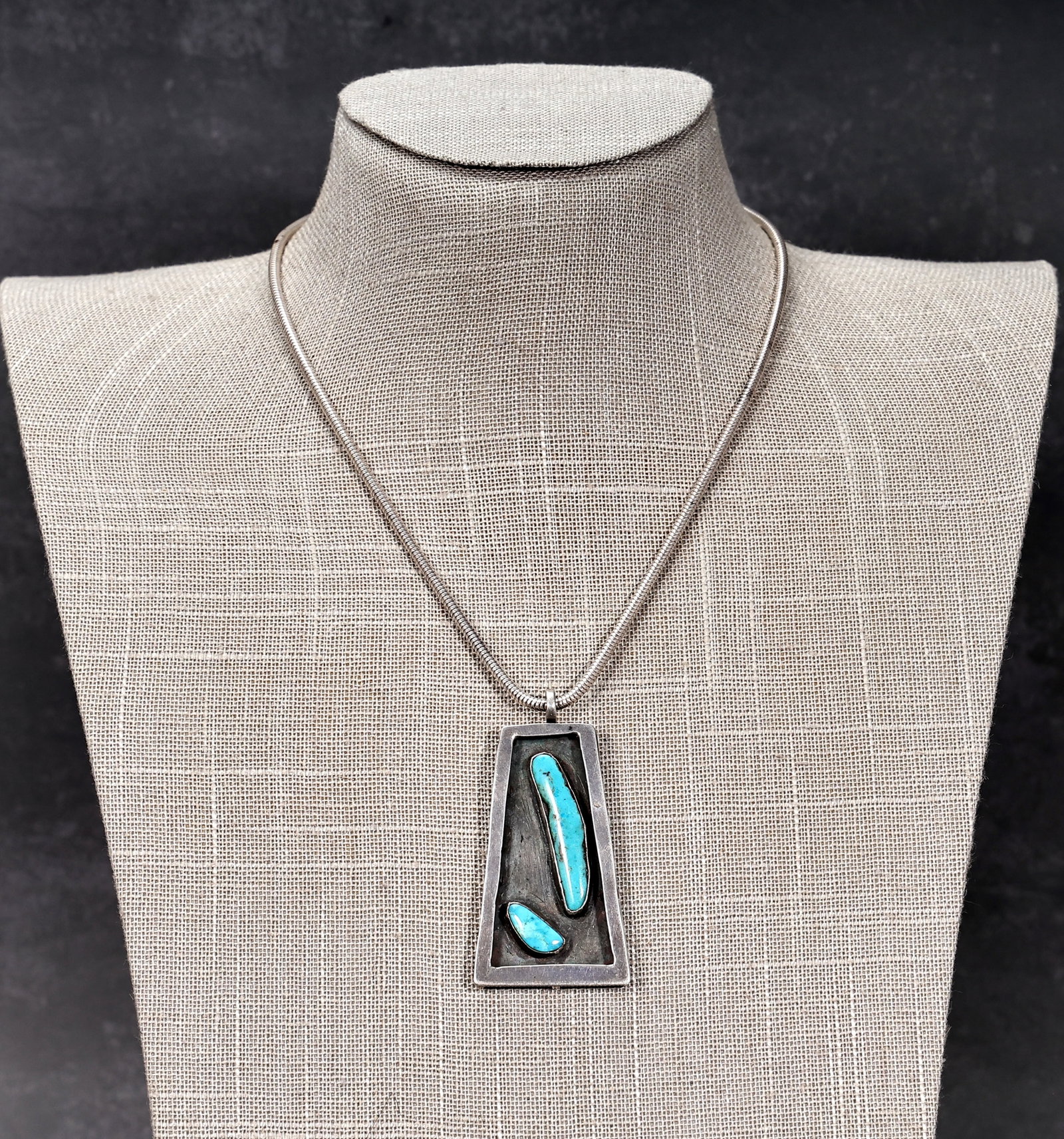 Native American Sterling Silver Turquoise Long Dangle Pendant Necklace: Native American Sterling Silver Turquoise Long Dangle Pendant Necklace (Length:19 cm, Pendant: 5 x 3 x 0.5 cm, Weight: 28.3 grams)