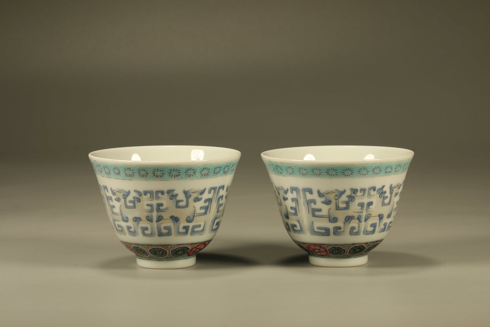 Pair of Famille Rose Flower and Dragon Pattern Porcelain Cup: Pair of Famille Rose Flower and Dragon Pattern Porcelain Cup (5.5 x 7.5cm)