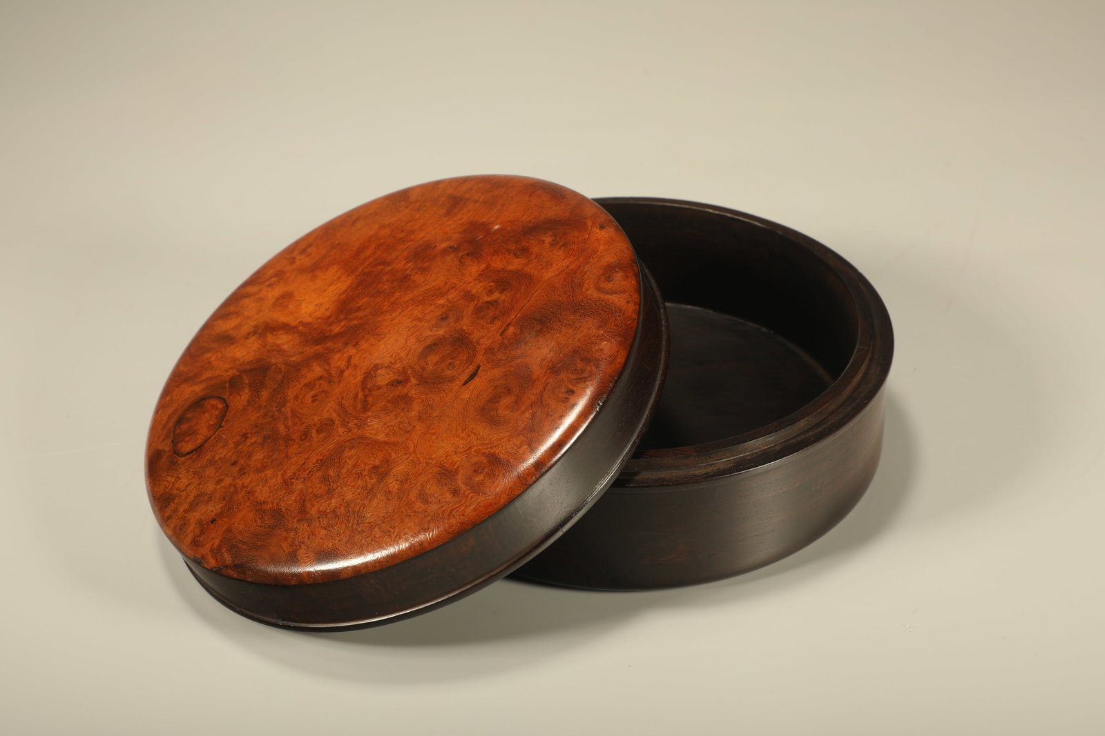 Red Sandalwood Inlaid Cherry Wood Lid Box: Red Sandalwood Inlaid Cherry Wood Lid Box (14.5 x 6.5cm)