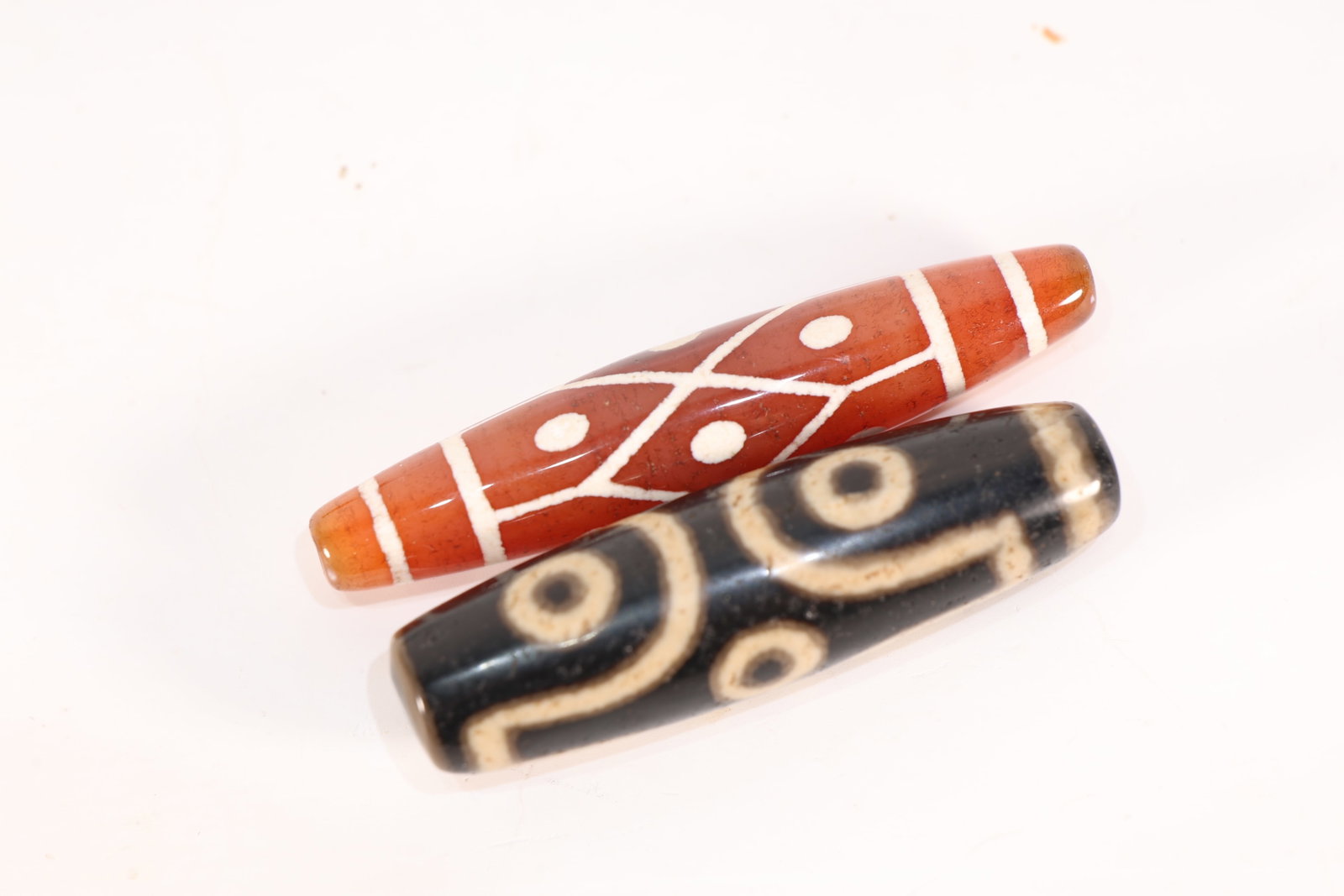 Pair of Dzi Bead: Pair of Dzi Bead (5.5 x 1.3cm)