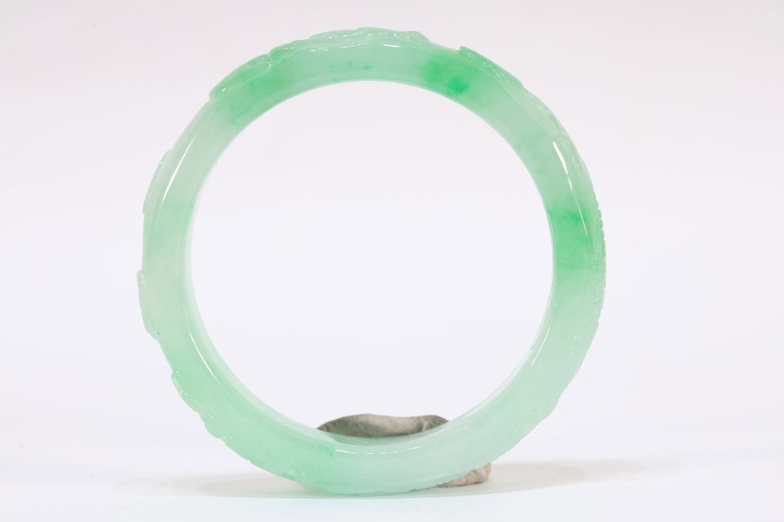 Jadeite Carved Dragon Pattern Bangle: Jadeite Carved Dragon Pattern Bangle (8.1 x 1cm)