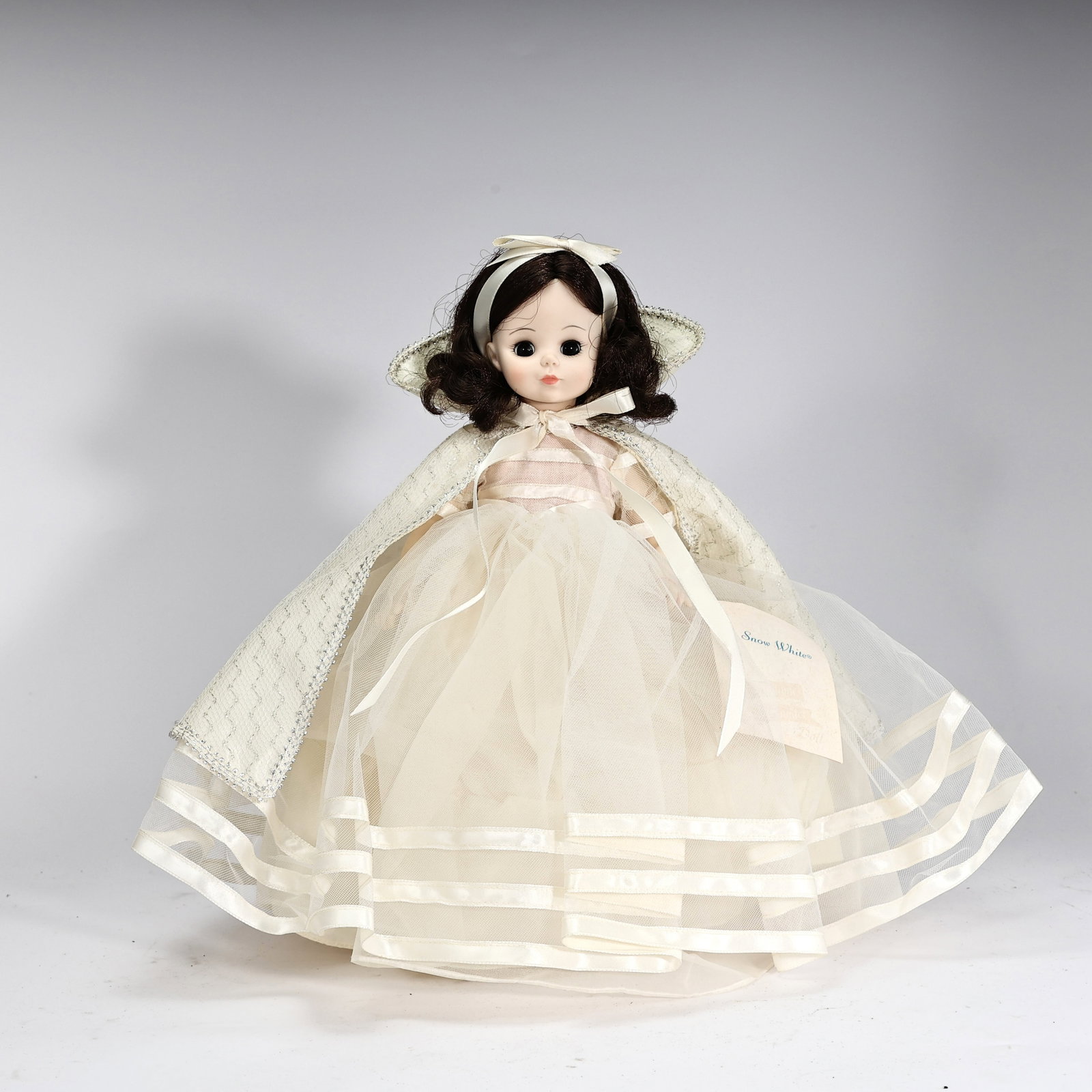 Madame Alexander 12 Snow White Doll in White Dress & Cape #1555 (1 of 6)