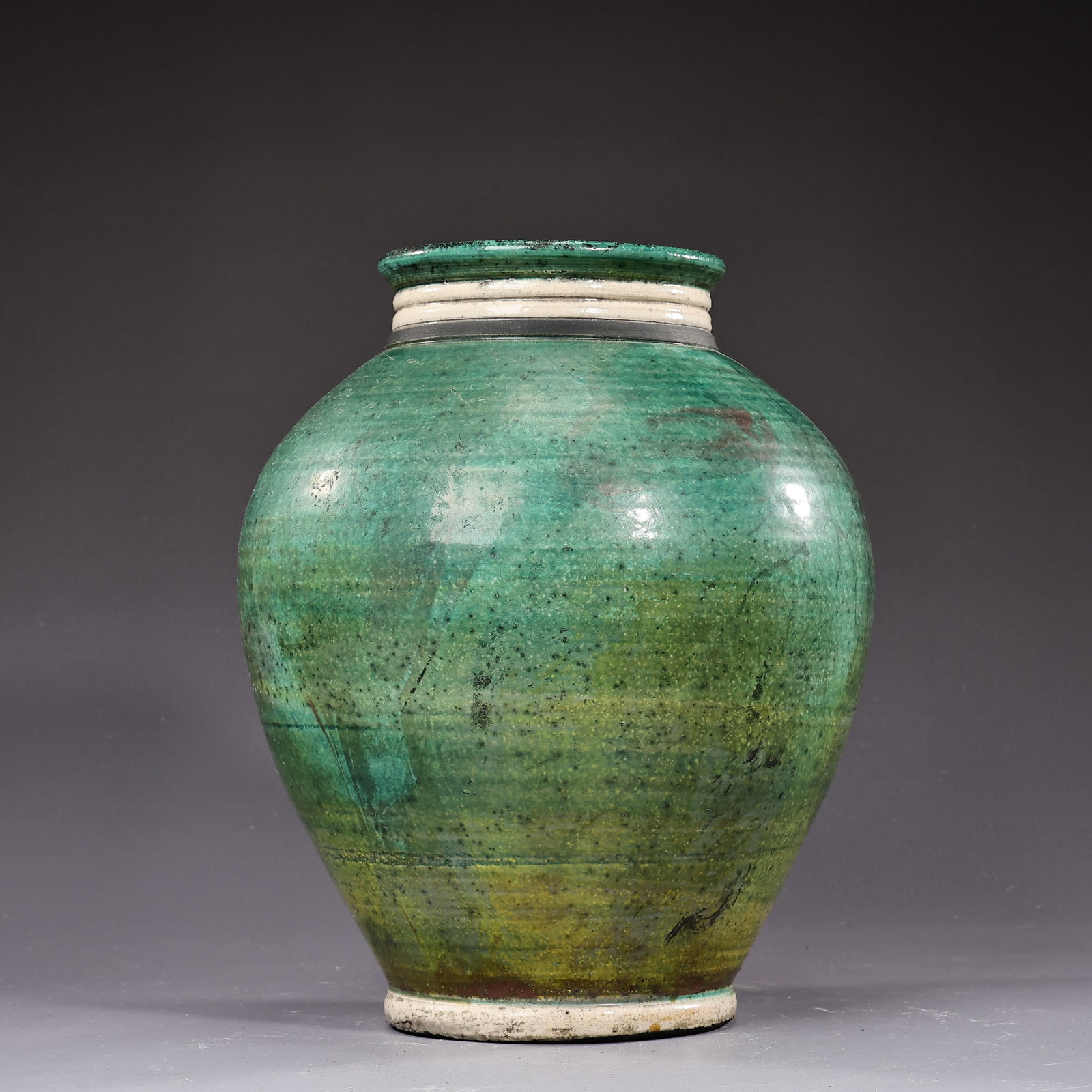Native American Style Green Glaze Pottery Vase Signed 1997: Native American Style Green Glaze Pottery Vase Signed 1997 (29 x 19 cm)