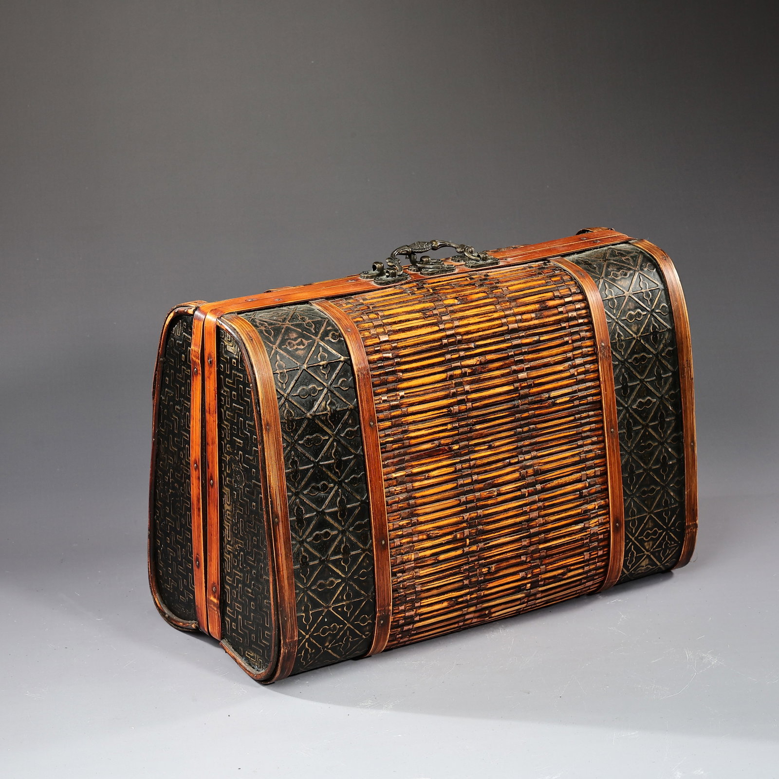 Vintage Bamboo Wove Wooden Metal Purse Handbag: Vintage Bamboo Wove Wooden Metal Purse Handbag (18 x 25 x 38 cm)