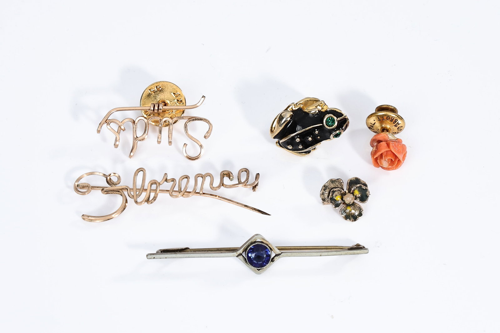 A Small Collection Of Vintage Wearable Brooches: A Small Collection Of Vintage Wearable Brooches (About 3 x 1.5 cm more or less)