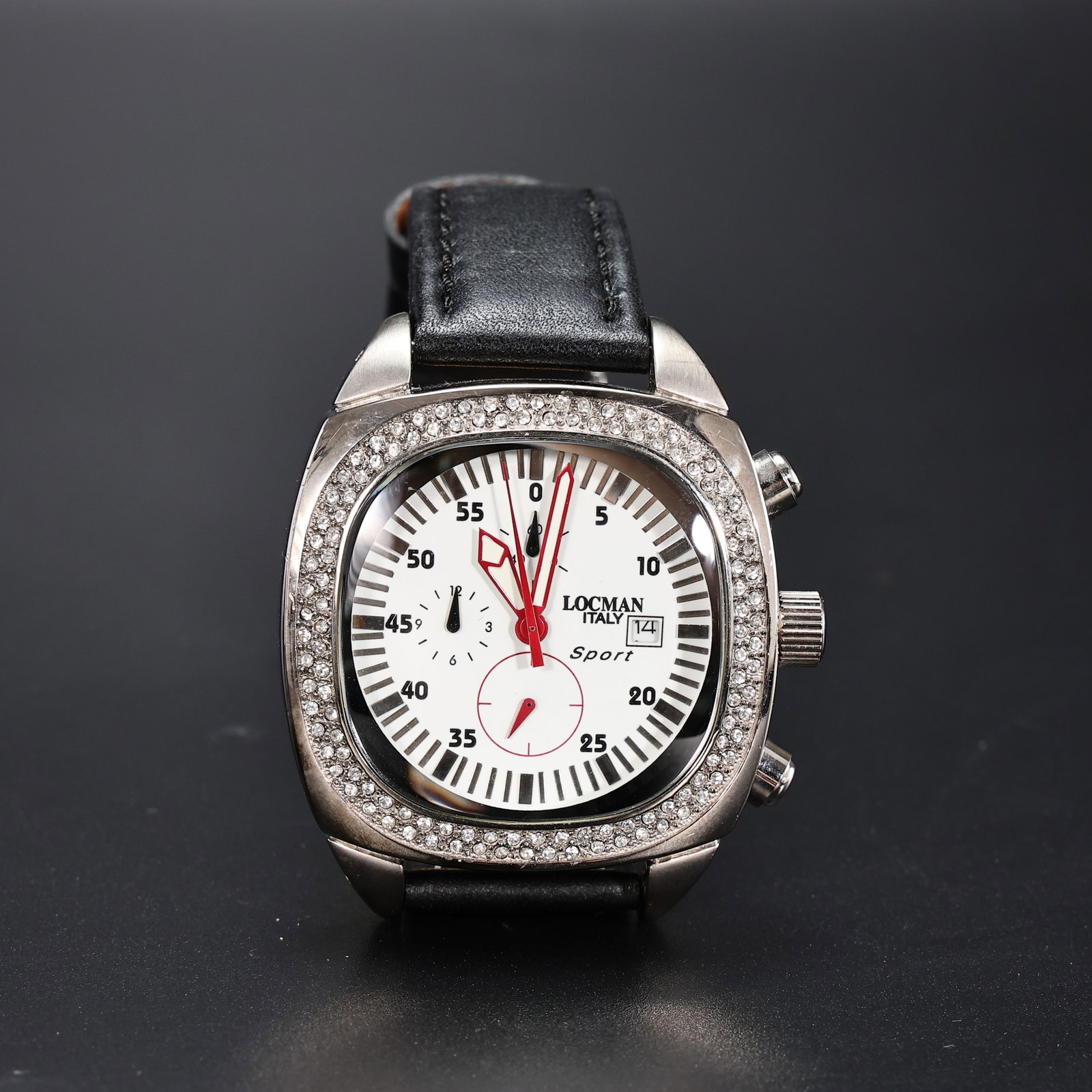 LOCMAN Italy Sport Quartz Wristwatch White Dial Crystal Bezel: LOCMAN Italy Sport Quartz Wristwatch White Dial Crystal Bezel (Watch diameter: 4 x 4.5 cm) LOCMAN Italy Sport quartz wristwatch featuring a white dial with red accents, date display, crystal-set bezel