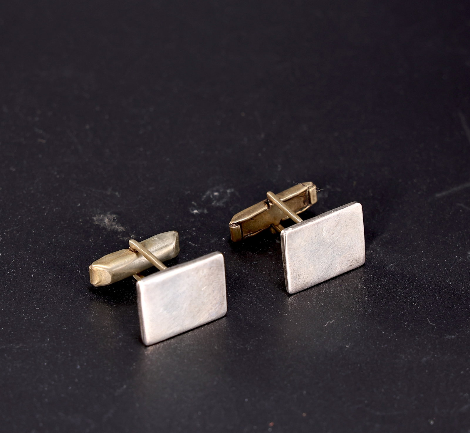 Vintage Sterling Silver 925 Square Cufflinks: Vintage Sterling Silver 925 Square Cufflinks (2 x 1.3 x 1.2 cm each, Weight: 10.9 grams) Large carved black stone that appears to be black onyx. The carved, four-petal geometric design is typical of t