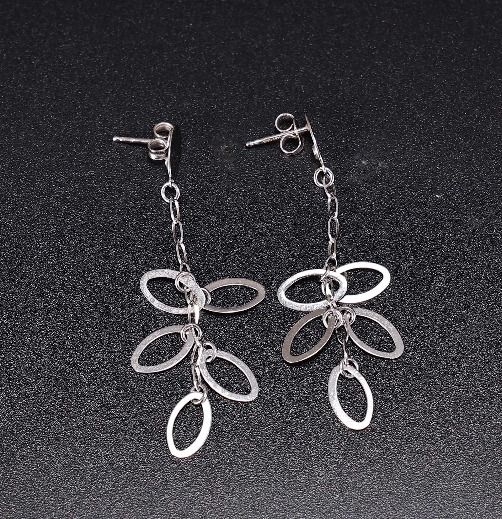 GCJ 14K White Gold Open Oval Link Dangle Earrings: GCJ 14K White Gold Open Oval Link Dangle Earrings (5 x 1.5 cm each, Weight: 2.8 grams)