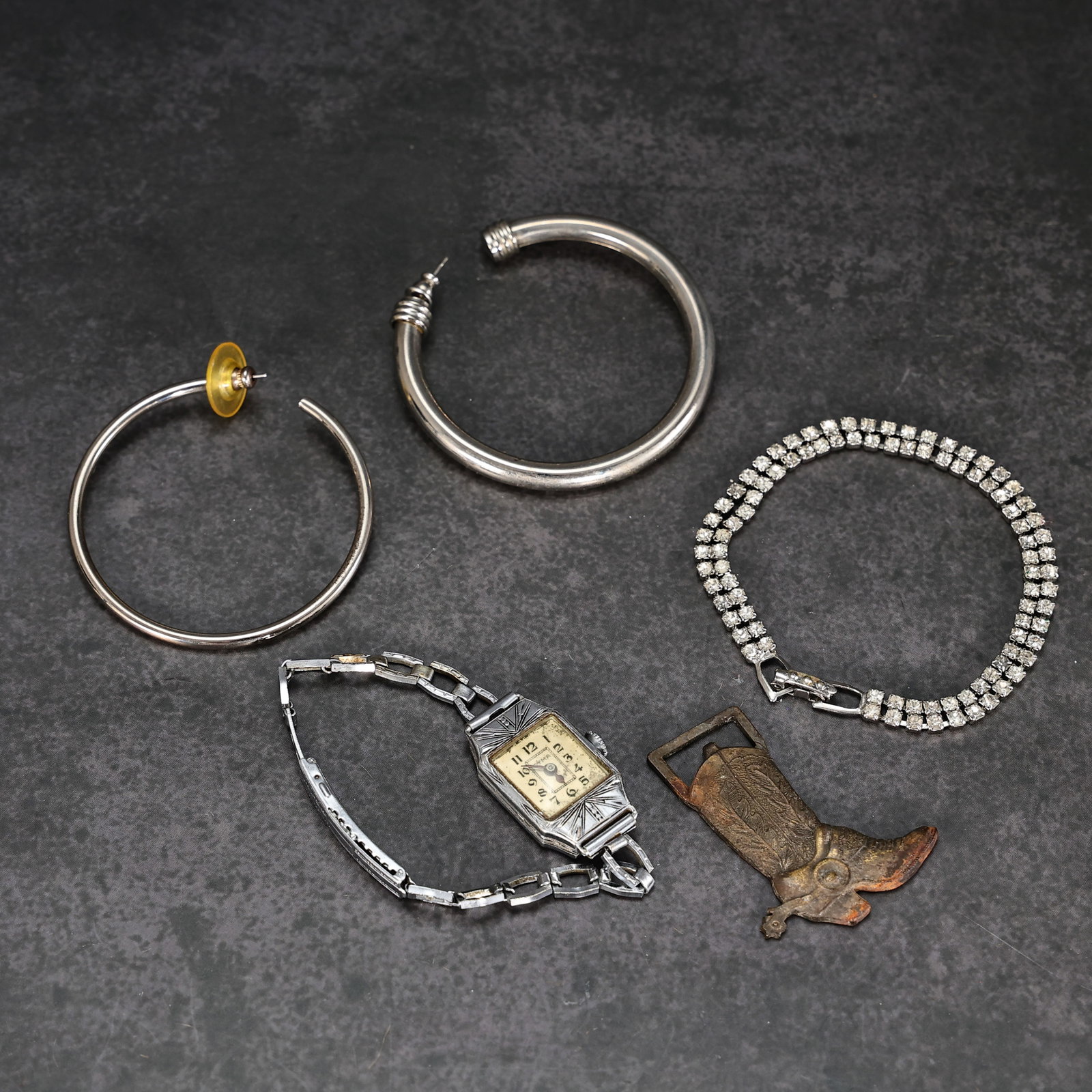 Small Mixed lot of Vintage Costume Jewelry And Accessories. (1 of 7)