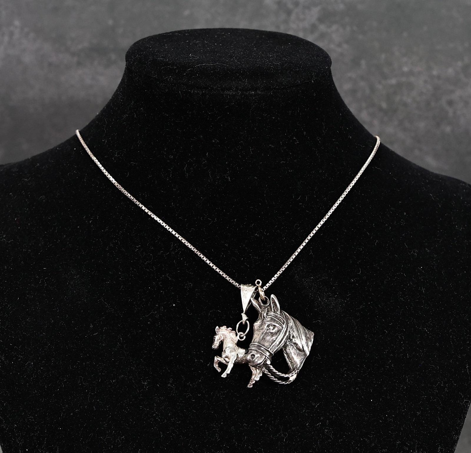 Sterling Silver Equestrian Necklace with Horse Head Stallion Charms: Sterling Silver Equestrian Necklace with Horse Head Stallion Charms (Chain:31 cm, Pendant: 2.5 x 2 cm, 3 x 2 cm, Weight: 15.2 grams)