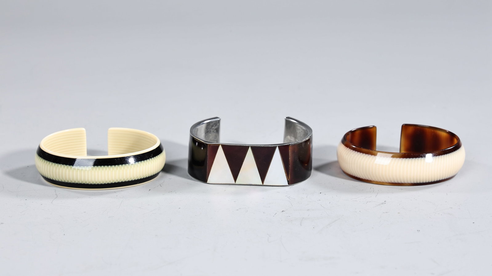 Vintage Celluloid Plastic Napkin Ring And Mother Of Pearl Black And White Cuff Silver Bangle: Vintage Celluloid Plastic Napkin Ring And Mother Of Pearl Black And White Cuff Silver Bangle (About 6 x 2 cm more or less)